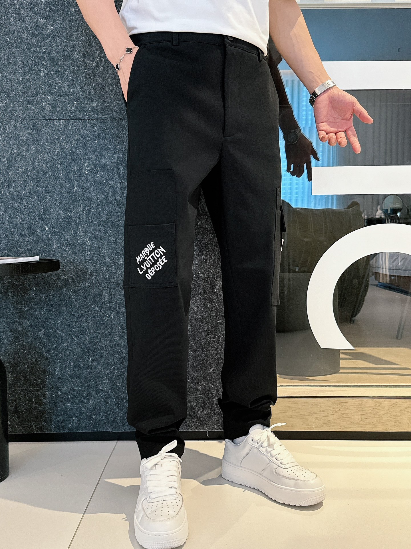 LV高仿男士工裝長褲口袋刺繡字設計機能感滿滿|超A仿原單精品圖片 17 LV高仿男士工裝長褲口袋刺繡字設計機能感滿滿|歐美奢侈品精品推薦