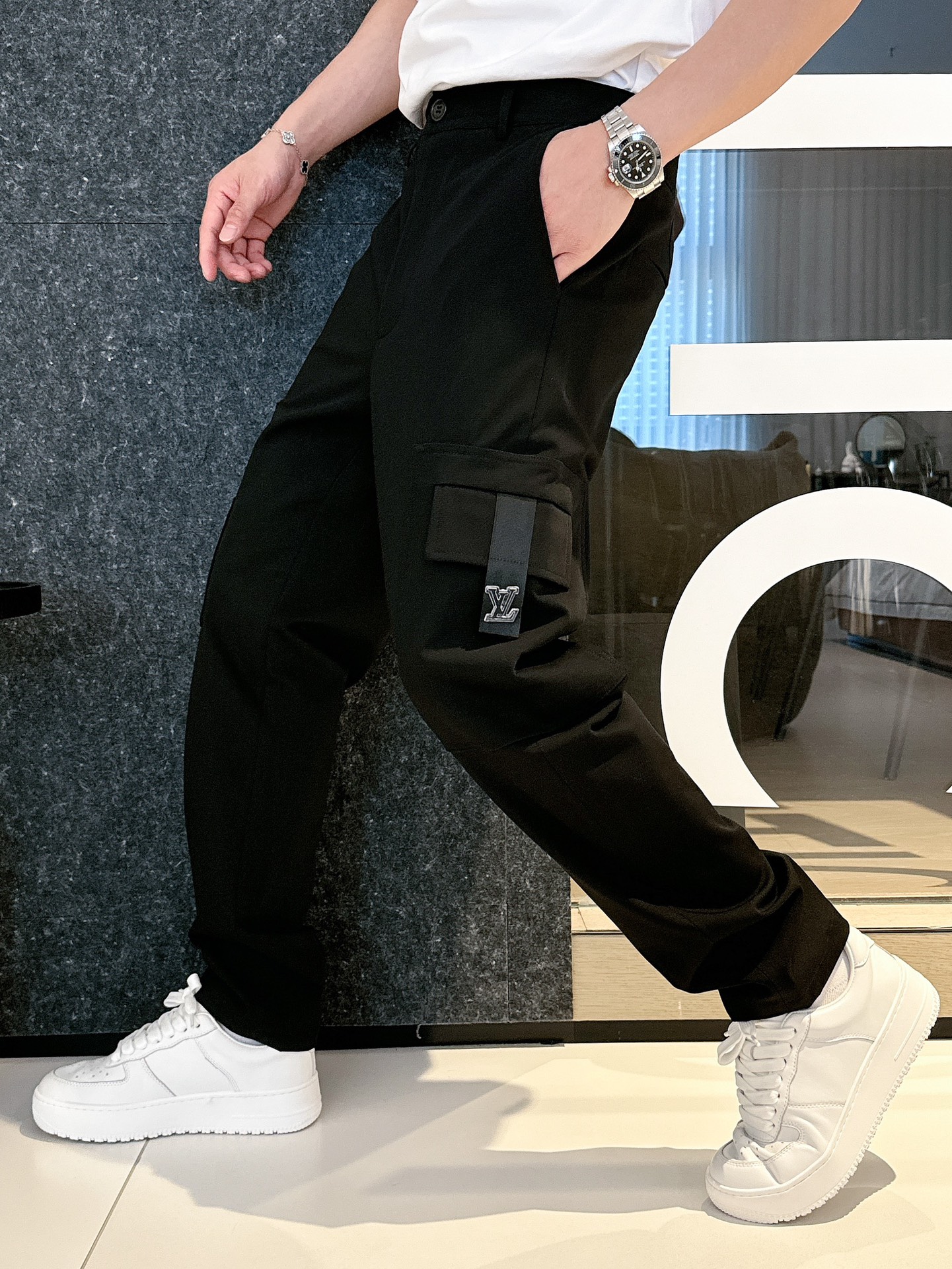 LV高仿男士工裝長褲口袋刺繡字設計機能感滿滿|超A仿原單精品圖片 13 LV高仿男士工裝長褲口袋刺繡字設計機能感滿滿|歐美奢侈品精品推薦