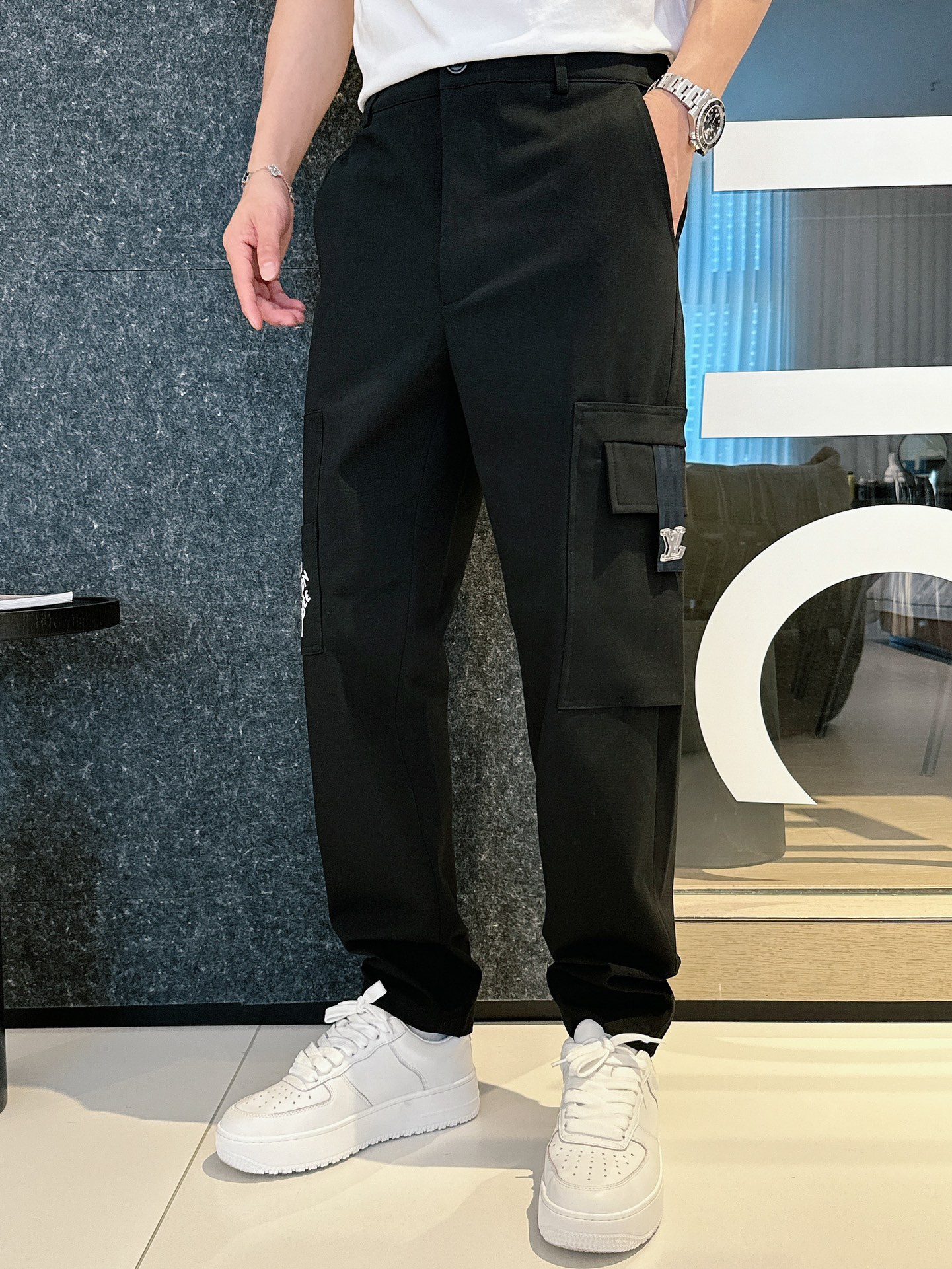 LV高仿男士工裝長褲口袋刺繡字設計機能感滿滿|超A仿原單精品圖片 11 LV高仿男士工裝長褲口袋刺繡字設計機能感滿滿|歐美奢侈品精品推薦