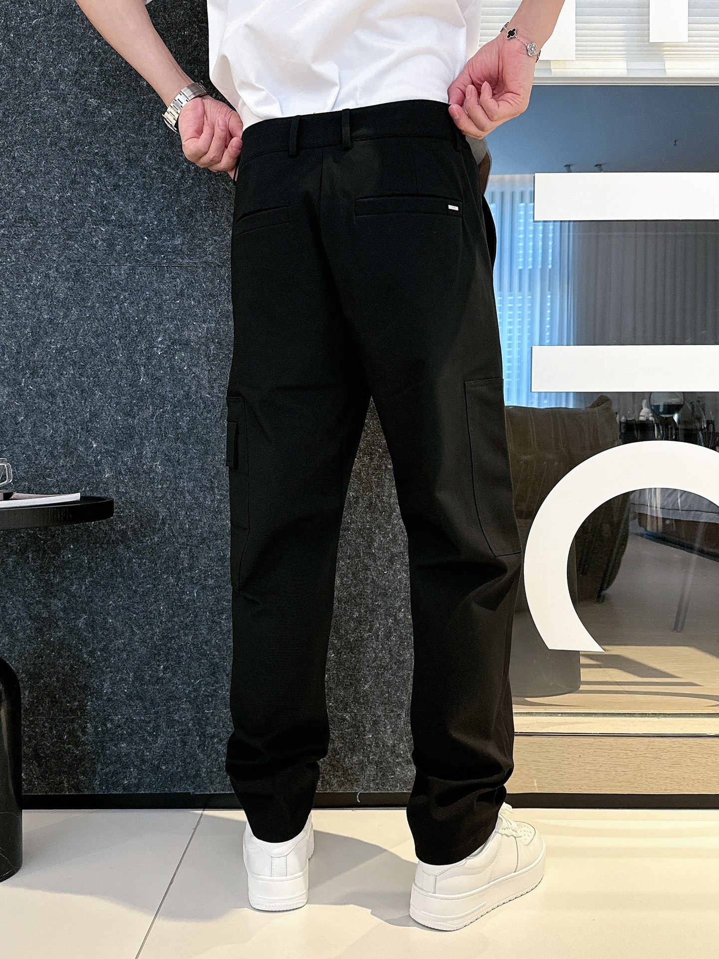 LV高仿男士工裝長褲口袋刺繡字設計機能感滿滿|超A仿原單精品圖片 10 LV高仿男士工裝長褲口袋刺繡字設計機能感滿滿|歐美奢侈品精品推薦