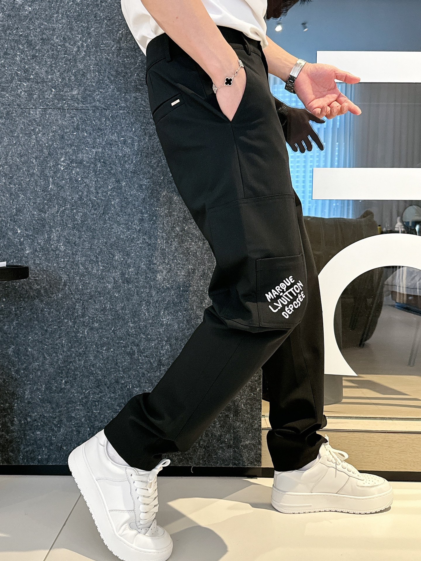 LV高仿男士工裝長褲口袋刺繡字設計機能感滿滿|超A仿原單精品圖片 8 LV高仿男士工裝長褲口袋刺繡字設計機能感滿滿|歐美奢侈品精品推薦