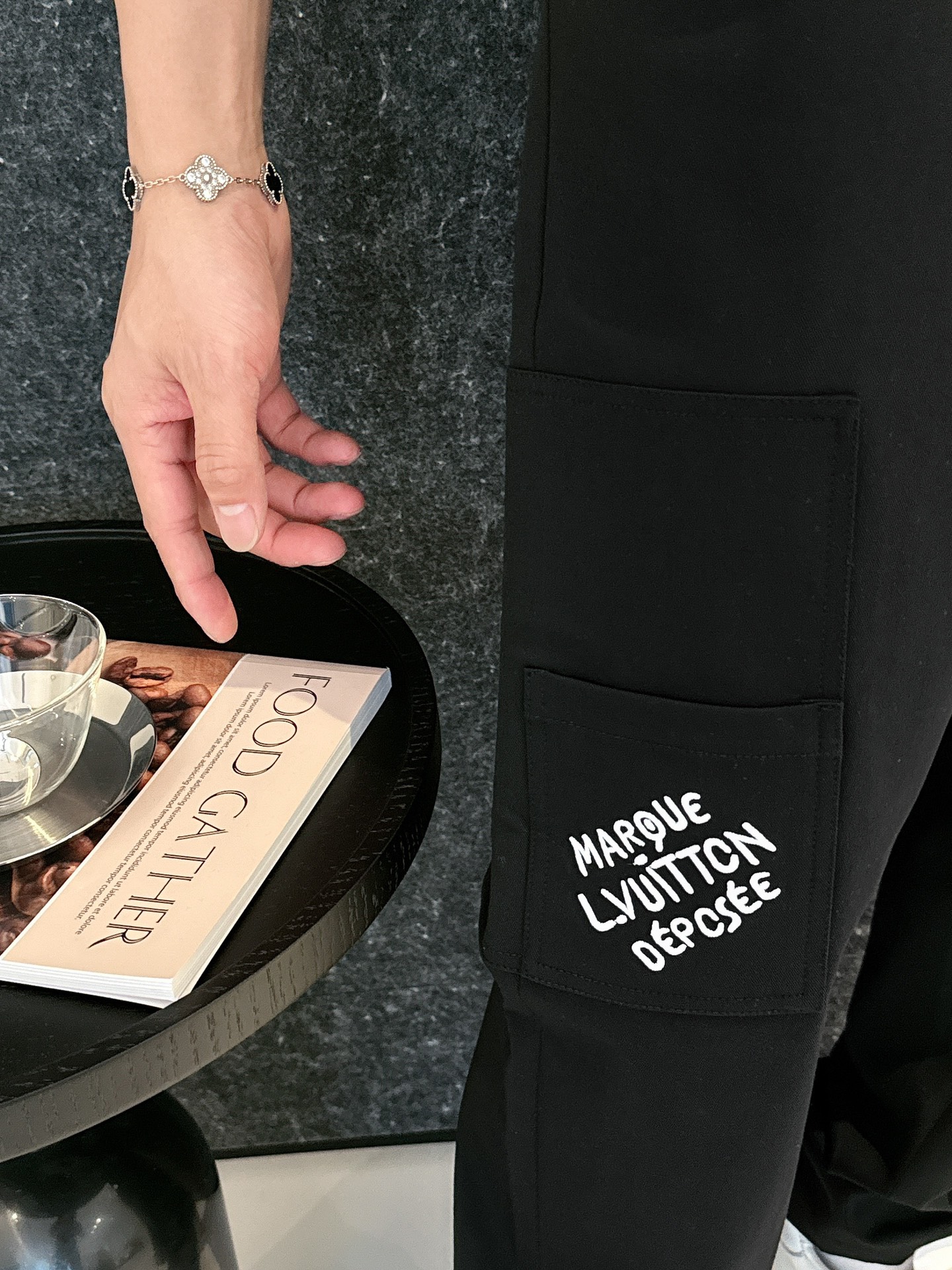 LV高仿男士工裝長褲口袋刺繡字設計機能感滿滿|超A仿原單精品圖片 7 LV高仿男士工裝長褲口袋刺繡字設計機能感滿滿|歐美奢侈品精品推薦