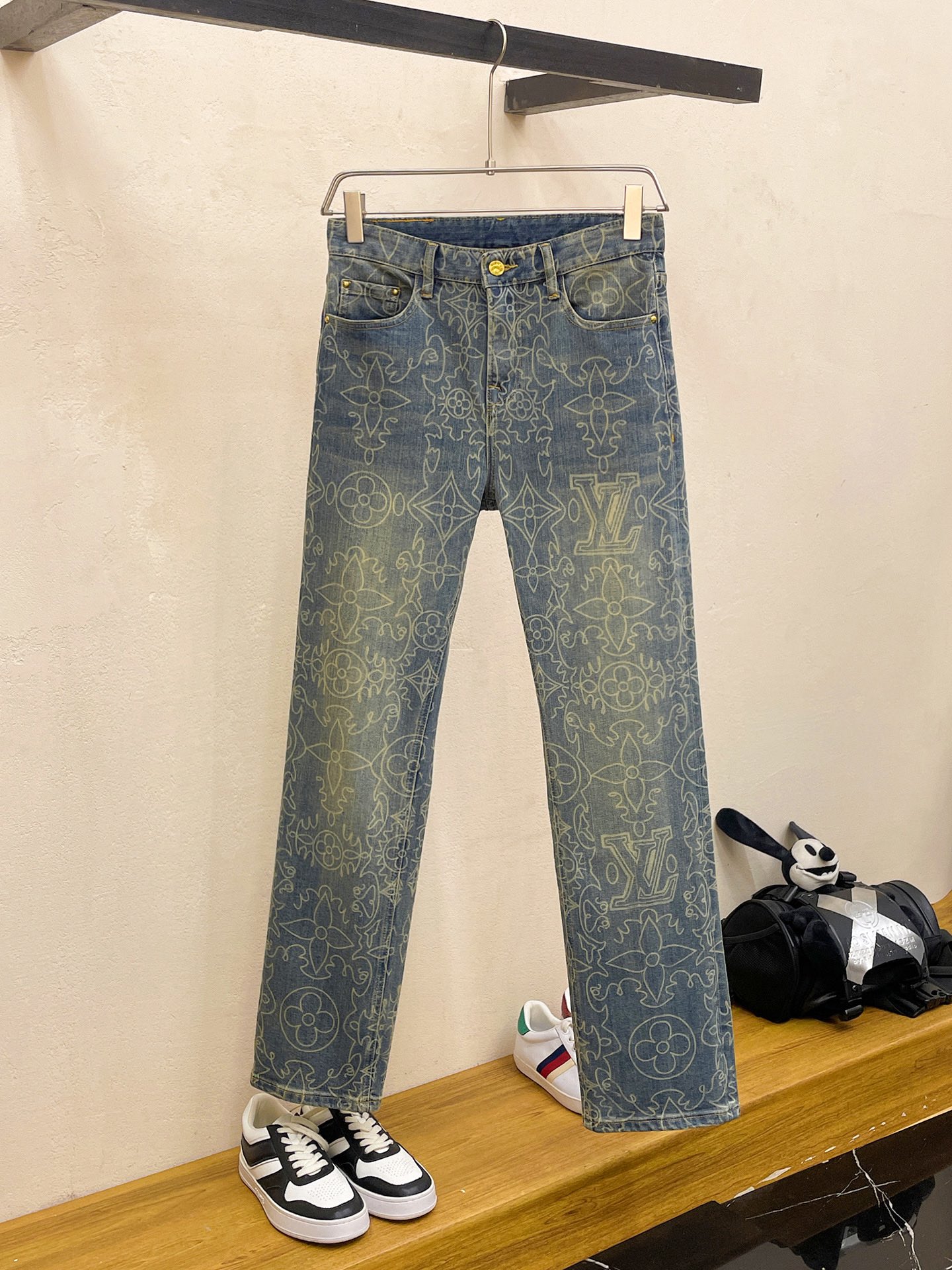 LV一比一男士滿版壓紋牛仔褲復古刷色直筒剪裁