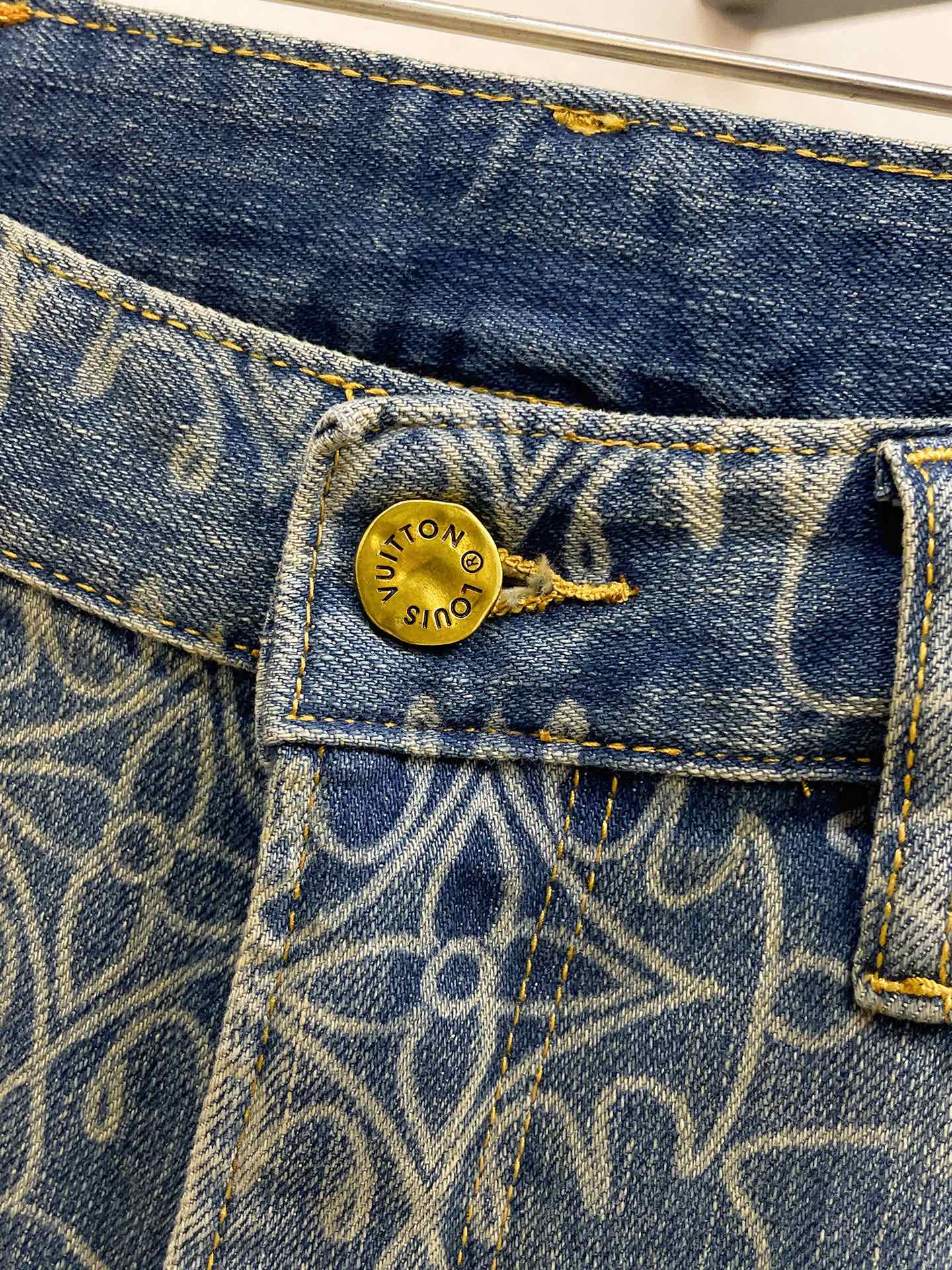 LV一比一男士滿版壓紋牛仔褲復古刷色直筒剪裁|超A仿原單精品圖片 12 LV一比一男士滿版壓紋牛仔褲復古刷色直筒剪裁|歐美奢侈品精品推薦