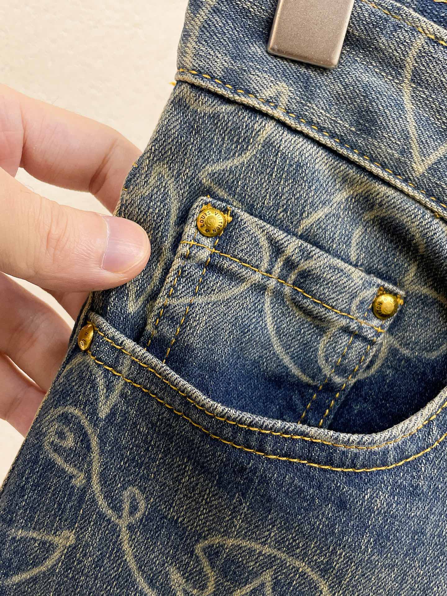 LV一比一男士滿版壓紋牛仔褲復古刷色直筒剪裁|超A仿原單精品圖片 11 LV一比一男士滿版壓紋牛仔褲復古刷色直筒剪裁|歐美奢侈品精品推薦