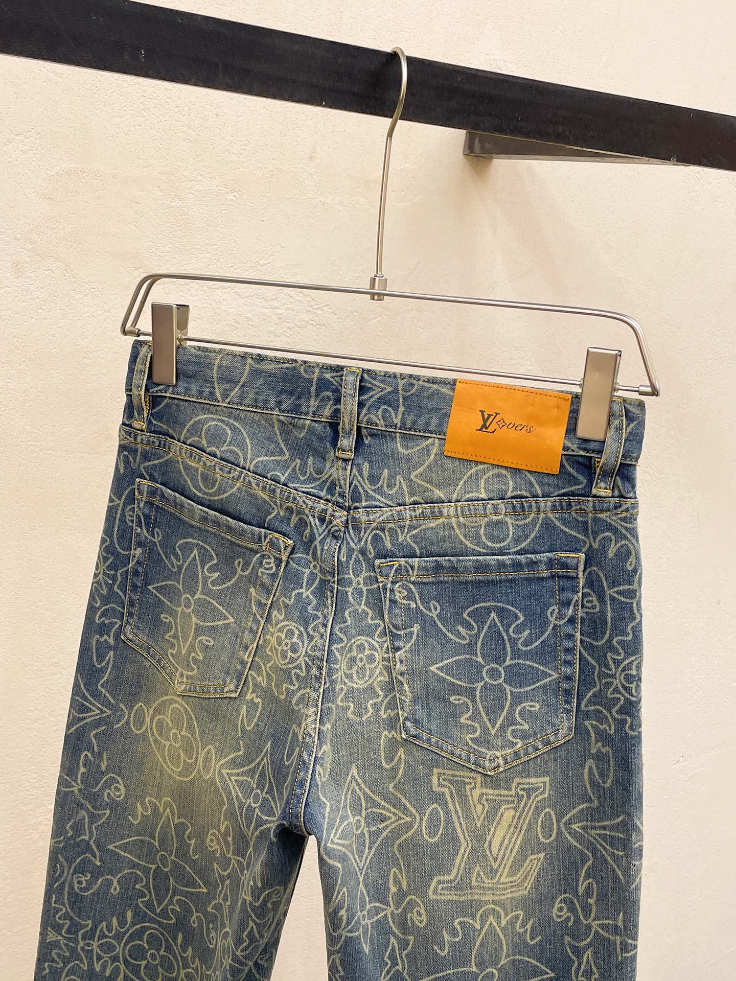 LV一比一男士滿版壓紋牛仔褲復古刷色直筒剪裁|超A仿原單精品圖片 10 LV一比一男士滿版壓紋牛仔褲復古刷色直筒剪裁|歐美奢侈品精品推薦