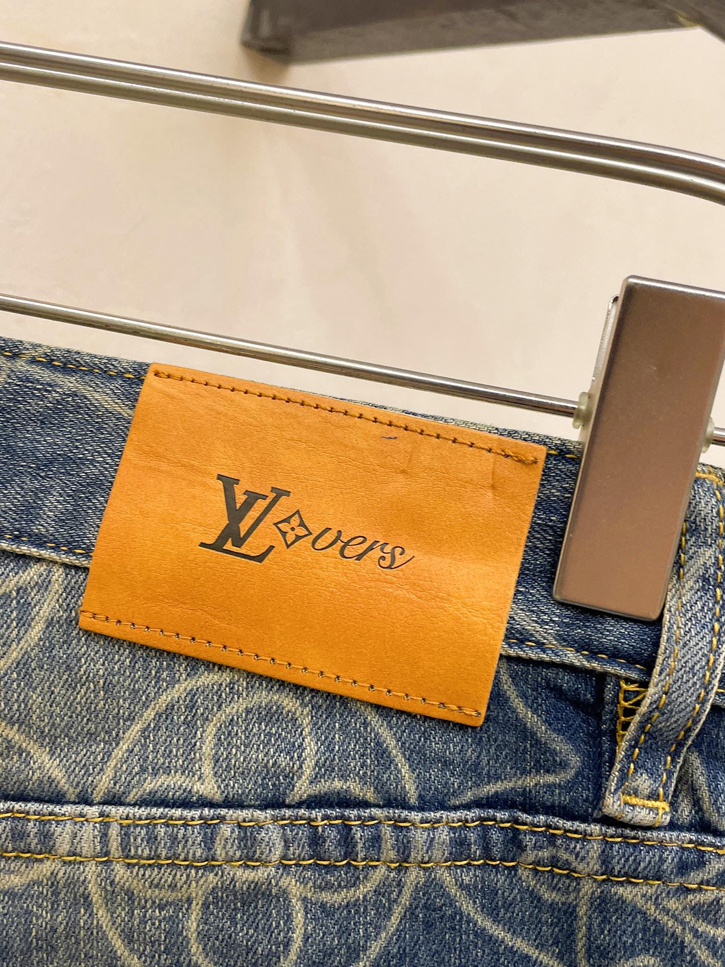 LV一比一男士滿版壓紋牛仔褲復古刷色直筒剪裁|超A仿原單精品圖片 9 LV一比一男士滿版壓紋牛仔褲復古刷色直筒剪裁|歐美奢侈品精品推薦