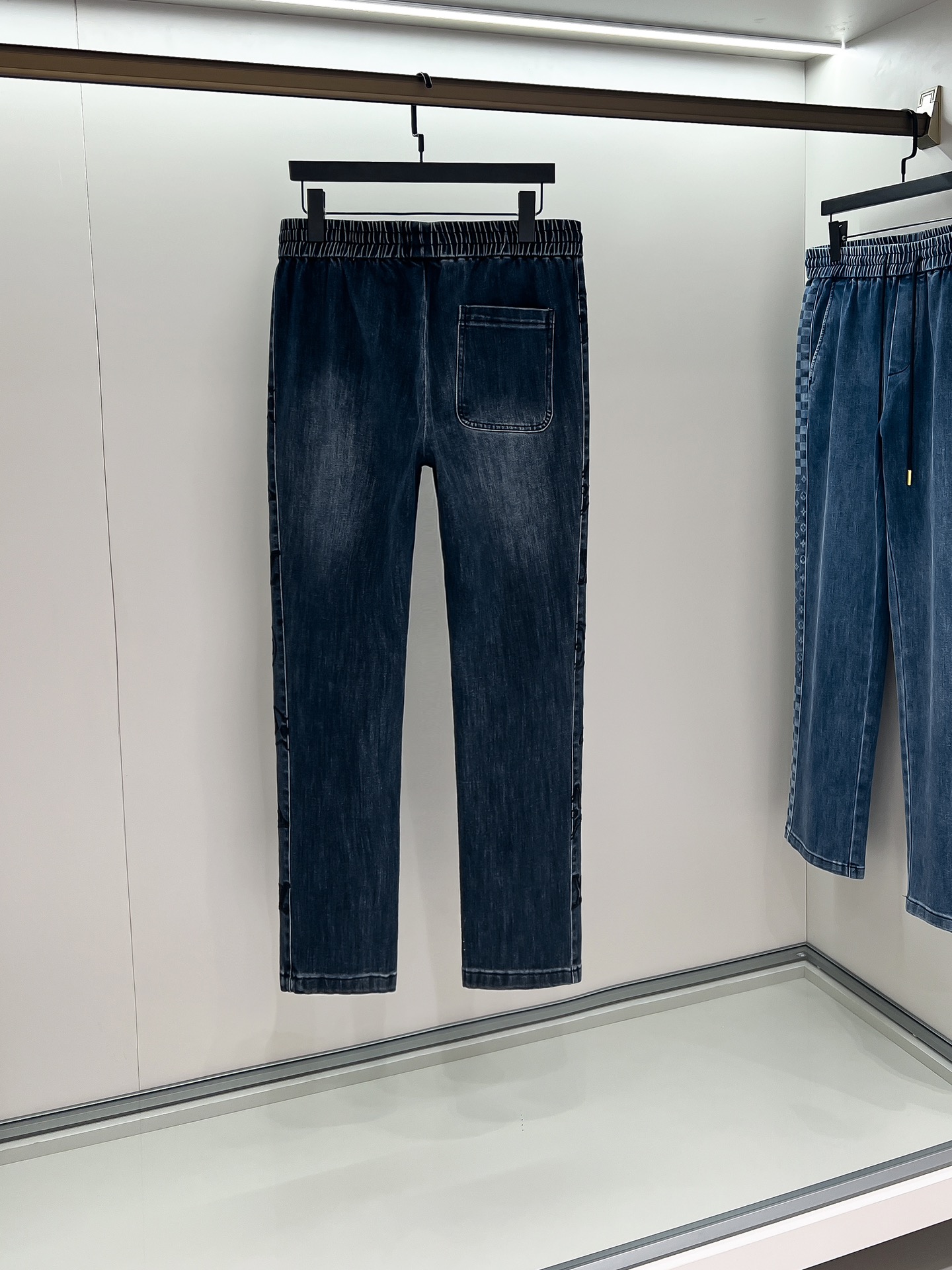 LV原單男士水洗牛仔休閒褲鬆緊腰設計舒適百搭|超A仿原單精品圖片 14 LV原單男士水洗牛仔休閒褲鬆緊腰設計舒適百搭|歐美奢侈品精品推薦