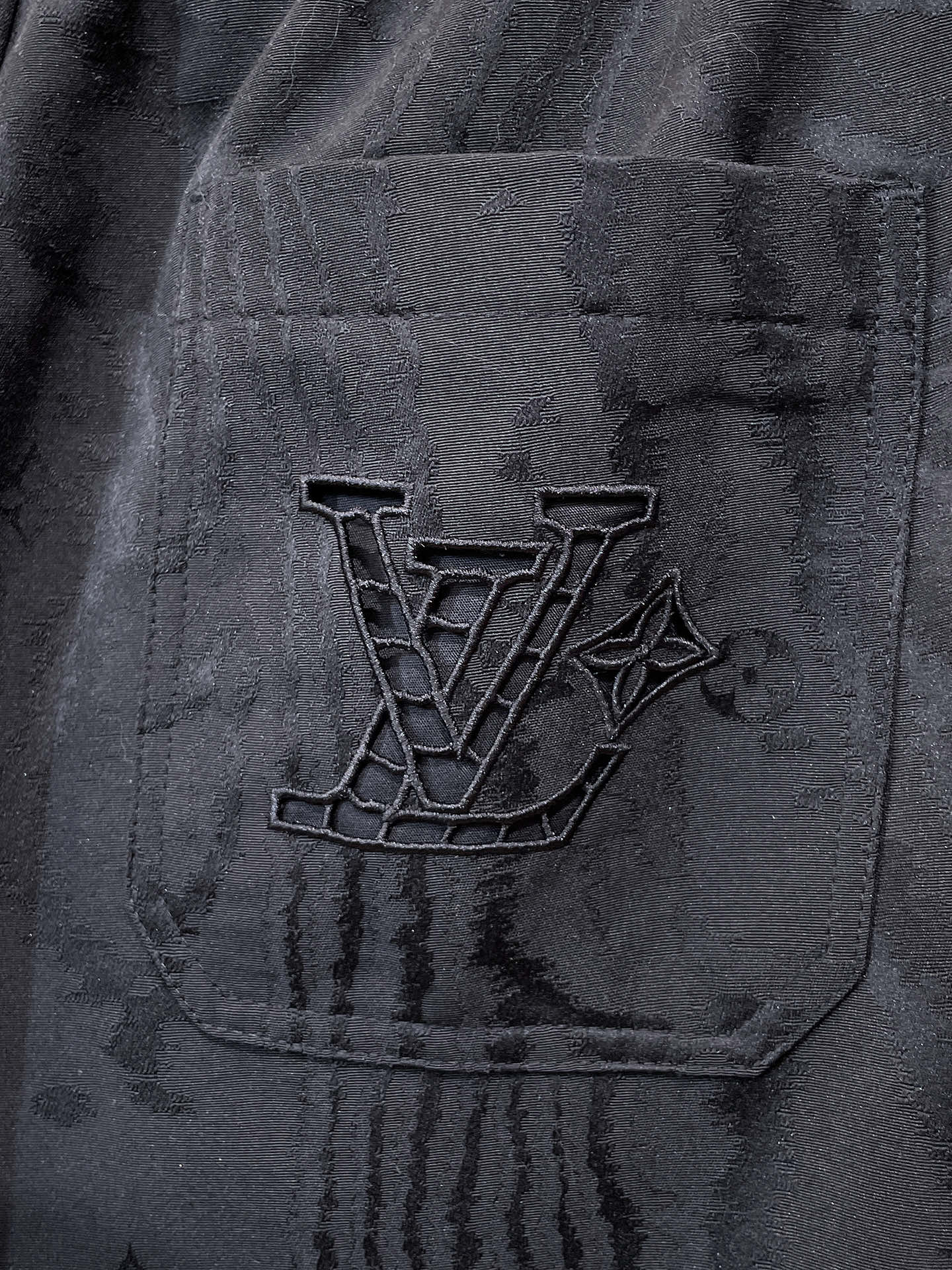 LV高仿男士休閒長褲全黑隱紋質感鬆身款式設計