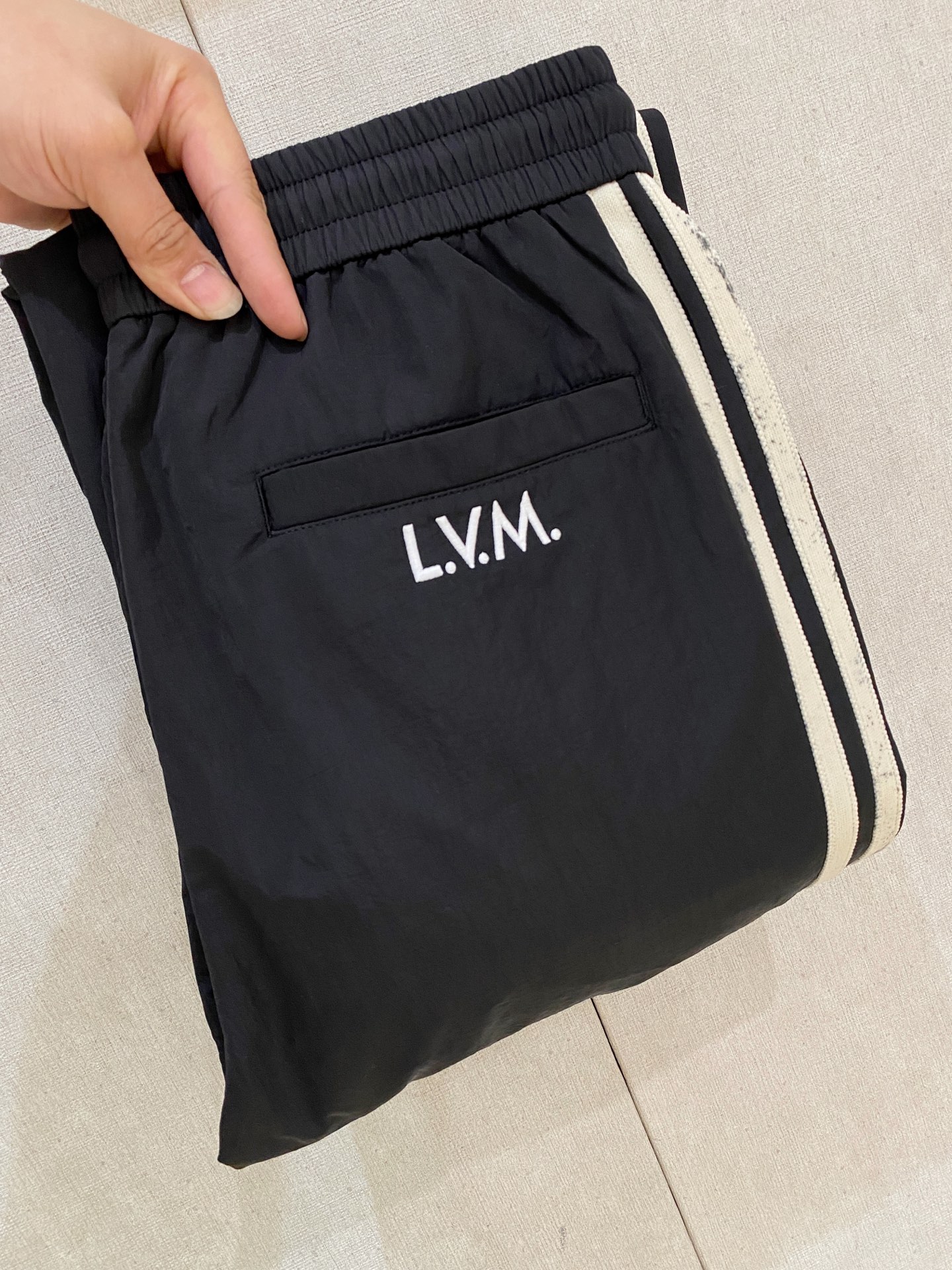 LV一比一男士運動褲LVM字樣設計撞色側條輕量材質