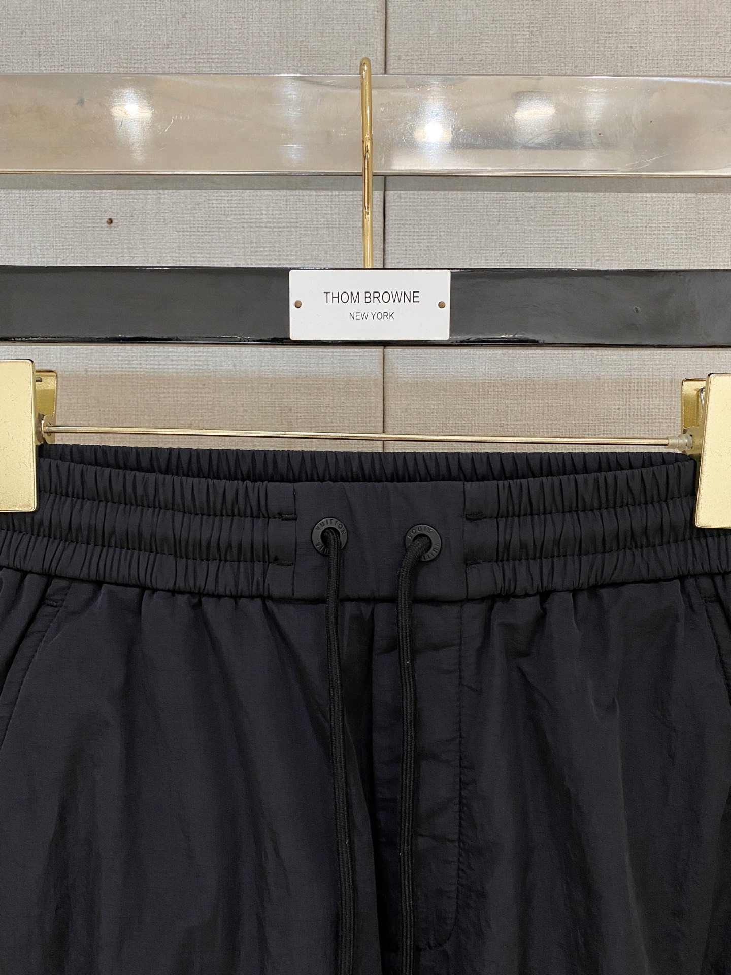 LV一比一男士運動褲LVM字樣設計撞色側條輕量材質｜歐美奢侈品精品推薦