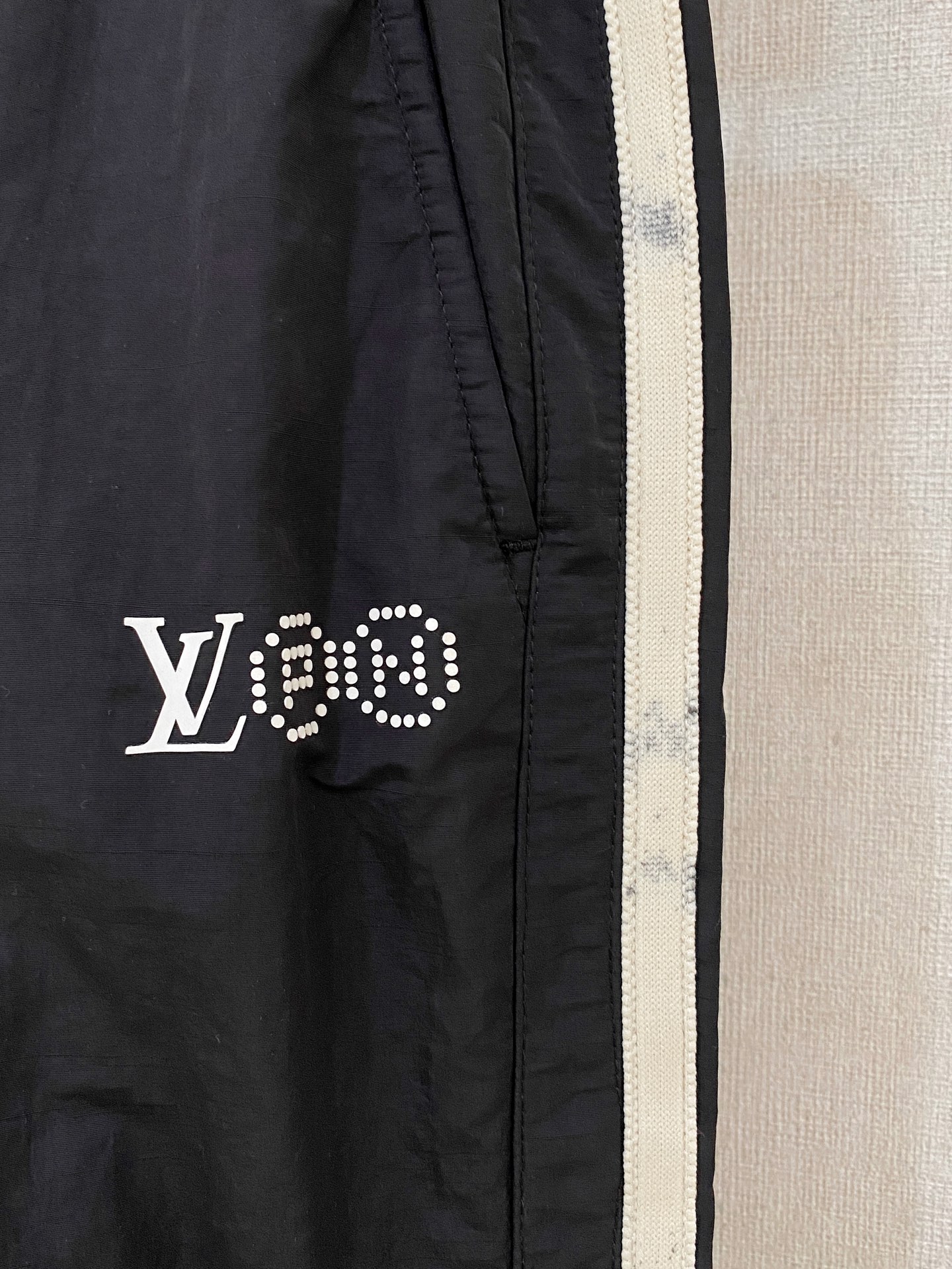 LV一比一男士運動褲LVM字樣設計撞色側條輕量材質｜歐美奢侈品精品推薦