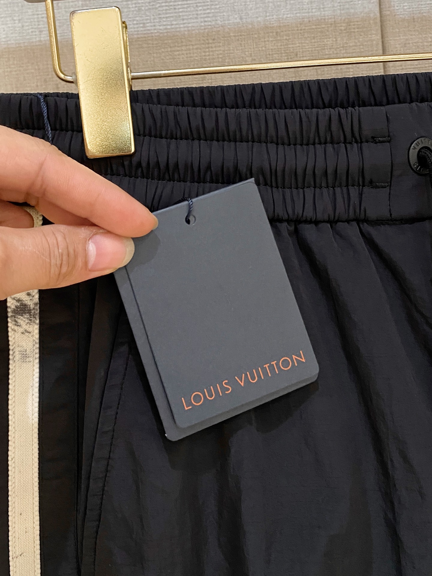 LV一比一男士運動褲LVM字樣設計撞色側條輕量材質｜歐美奢侈品精品推薦