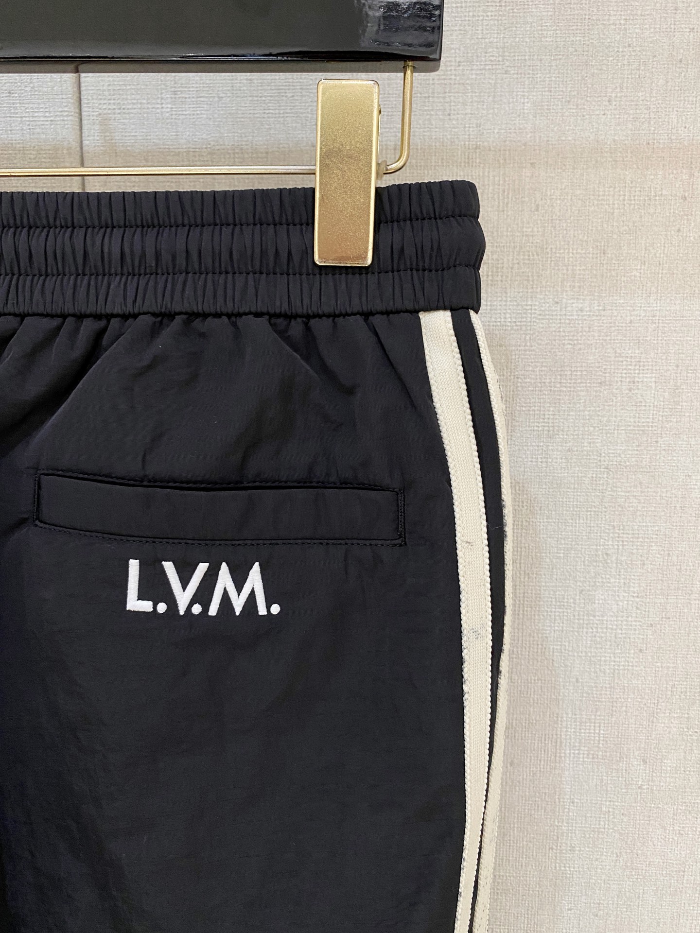 LV一比一男士運動褲LVM字樣設計撞色側條輕量材質｜歐美奢侈品精品推薦