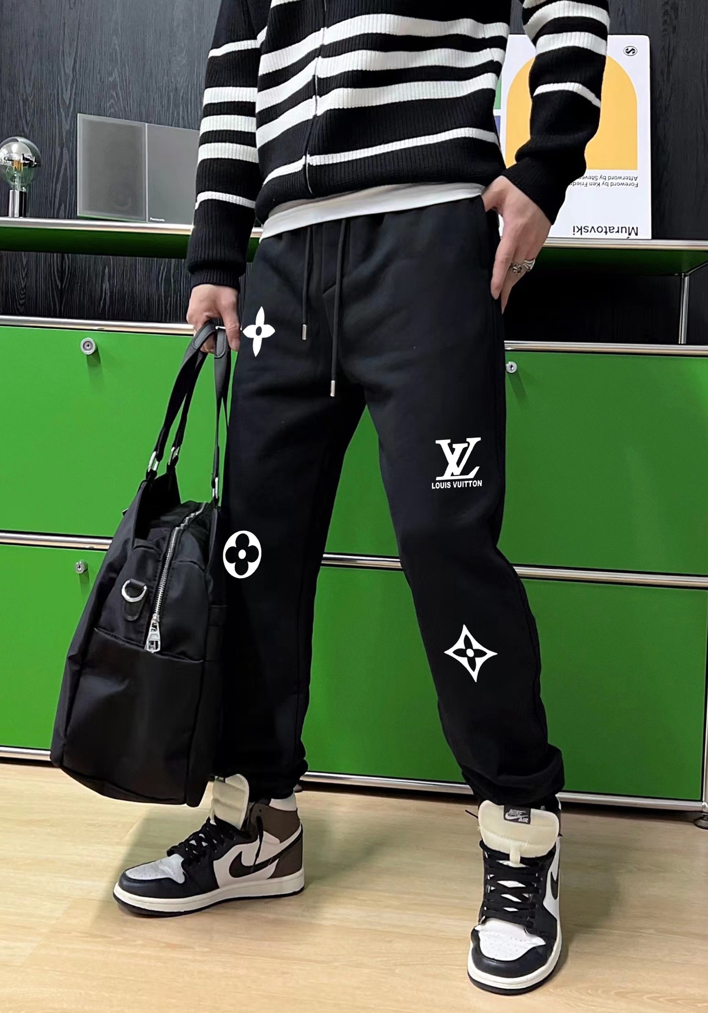 LV原單男士運動長褲黑底白花印Logo街頭潮流風