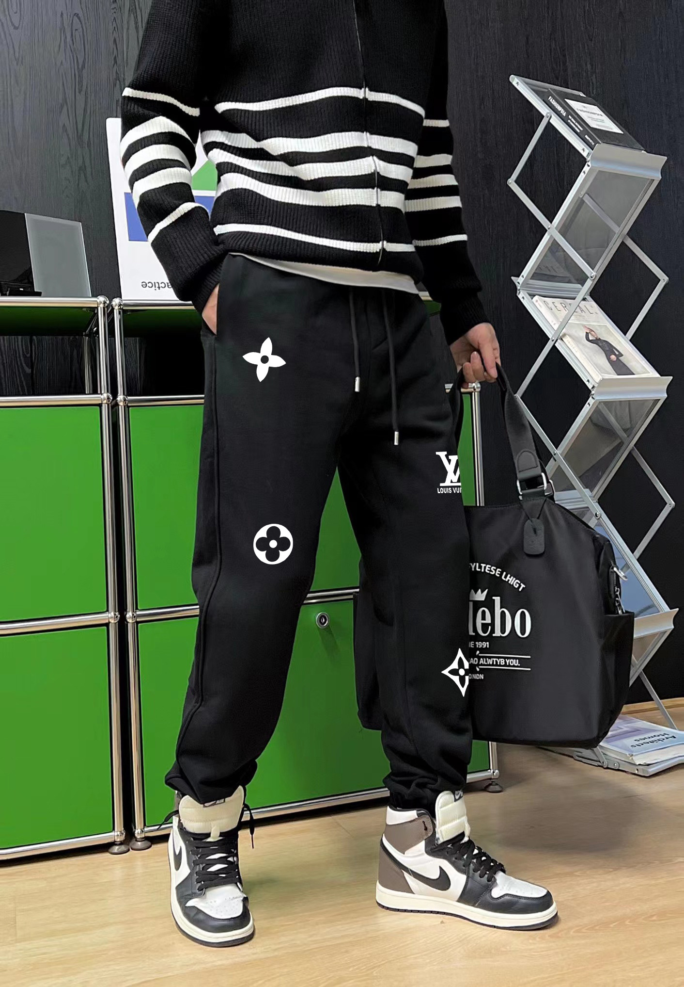 LV原單男士運動長褲黑底白花印Logo街頭潮流風|超A仿原單精品圖片 11 LV原單男士運動長褲黑底白花印Logo街頭潮流風|歐美奢侈品精品推薦