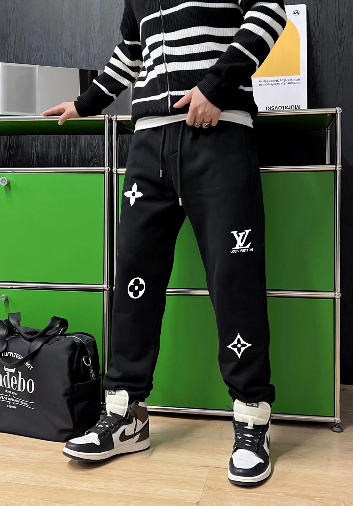 LV原單男士運動長褲黑底白花印Logo街頭潮流風｜歐美奢侈品精品推薦