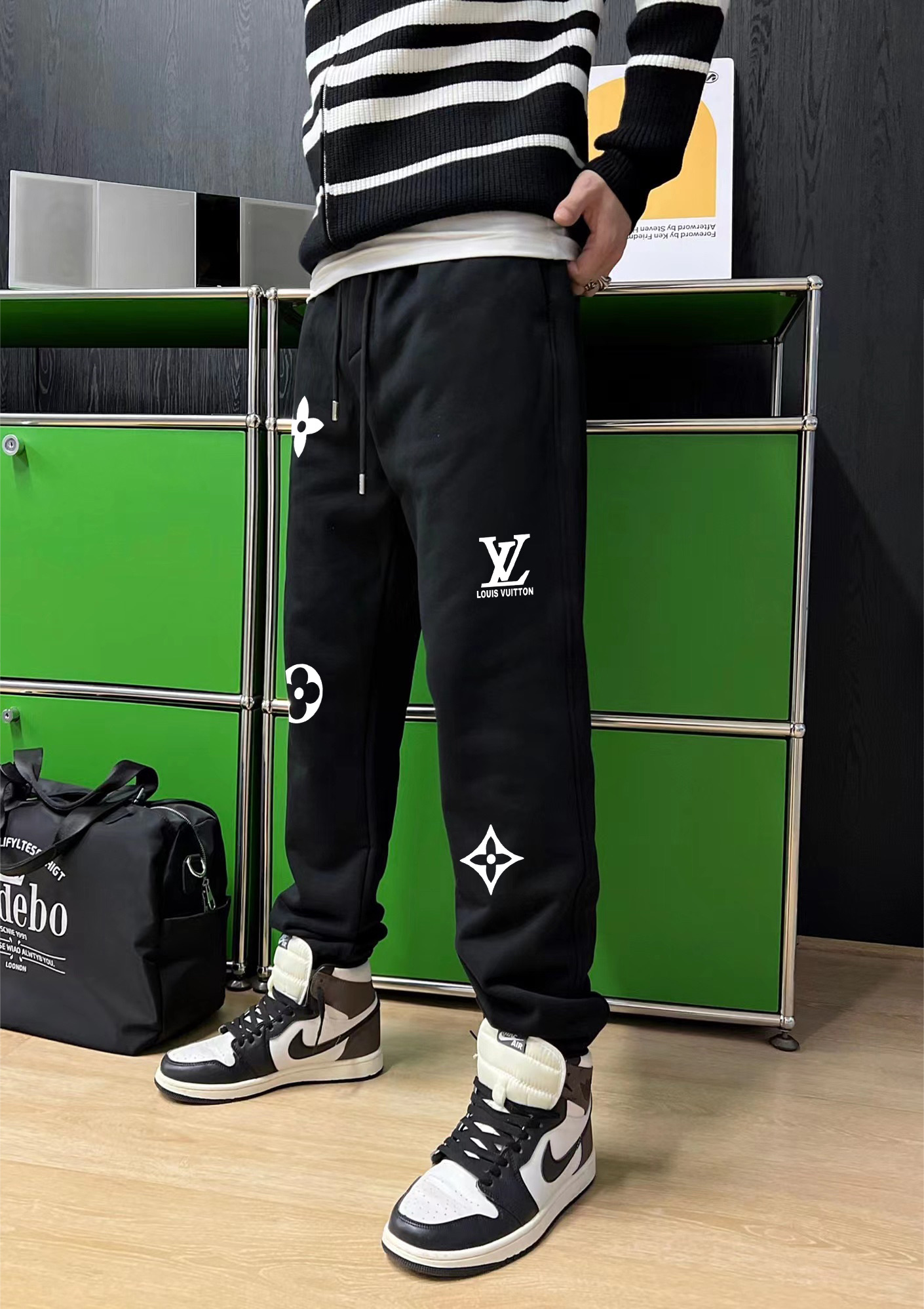 LV原單男士運動長褲黑底白花印Logo街頭潮流風｜歐美奢侈品精品推薦