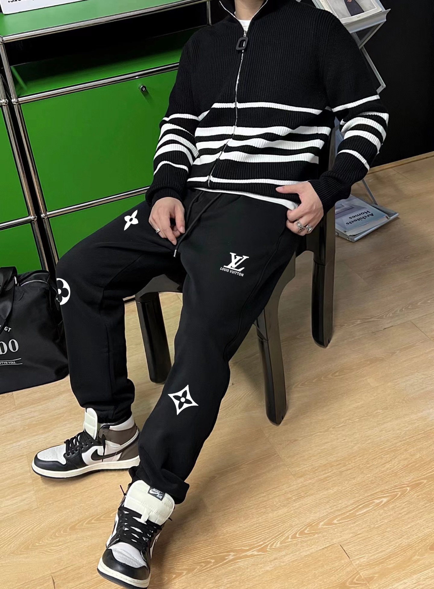 LV原單男士運動長褲黑底白花印Logo街頭潮流風｜歐美奢侈品精品推薦