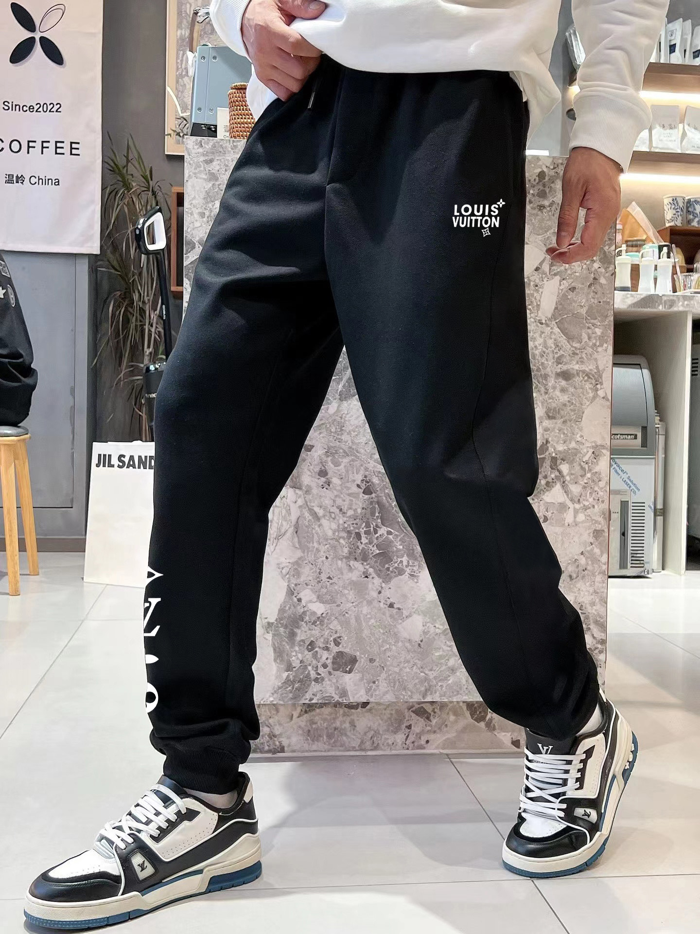 LV高仿男士刺繡運動褲簡約Logo設計黑色百搭款
