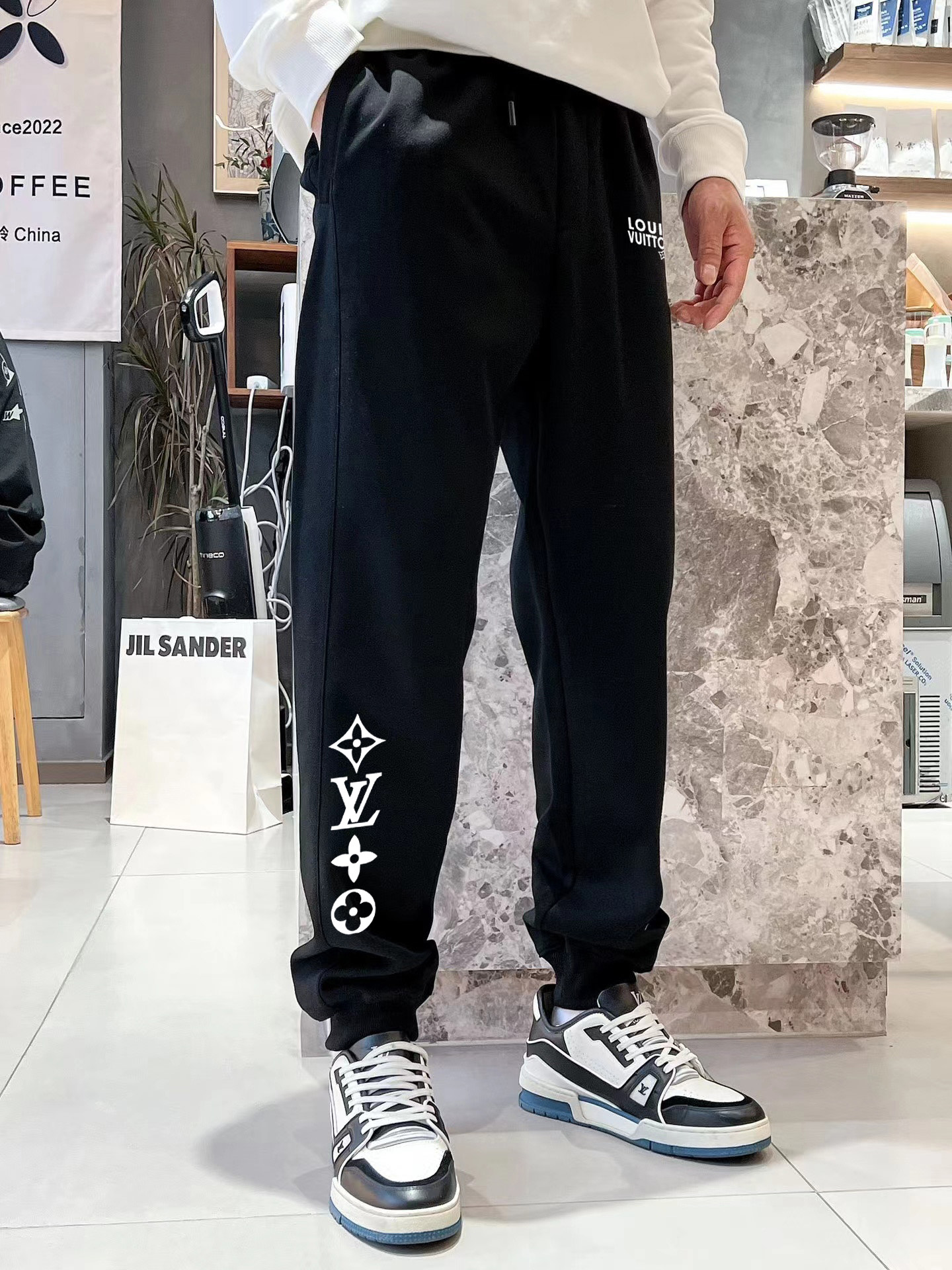 LV高仿男士刺繡運動褲簡約Logo設計黑色百搭款|超A仿原單精品圖片 14 LV高仿男士刺繡運動褲簡約Logo設計黑色百搭款|歐美奢侈品精品推薦