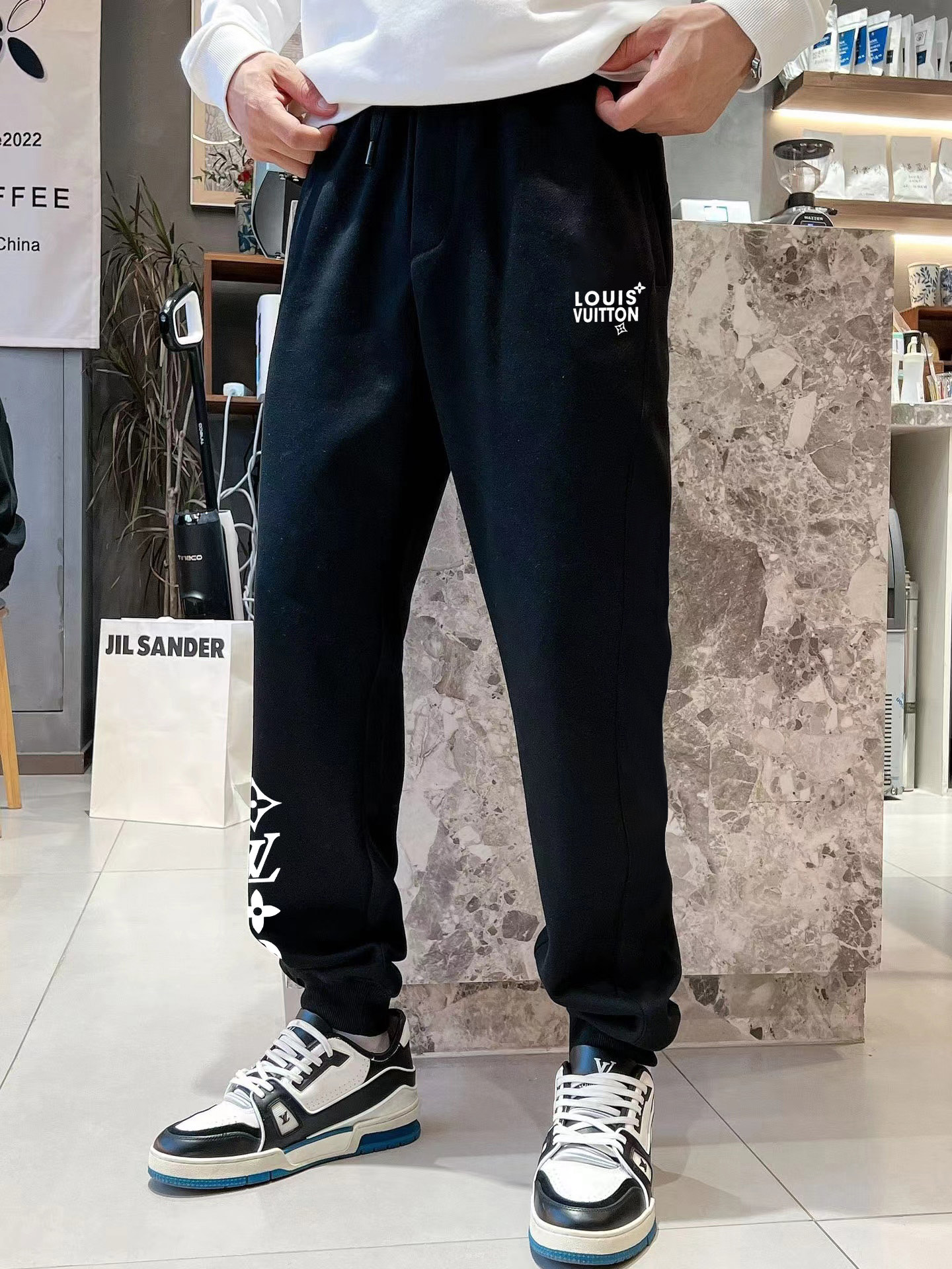 LV高仿男士刺繡運動褲簡約Logo設計黑色百搭款｜歐美奢侈品精品推薦