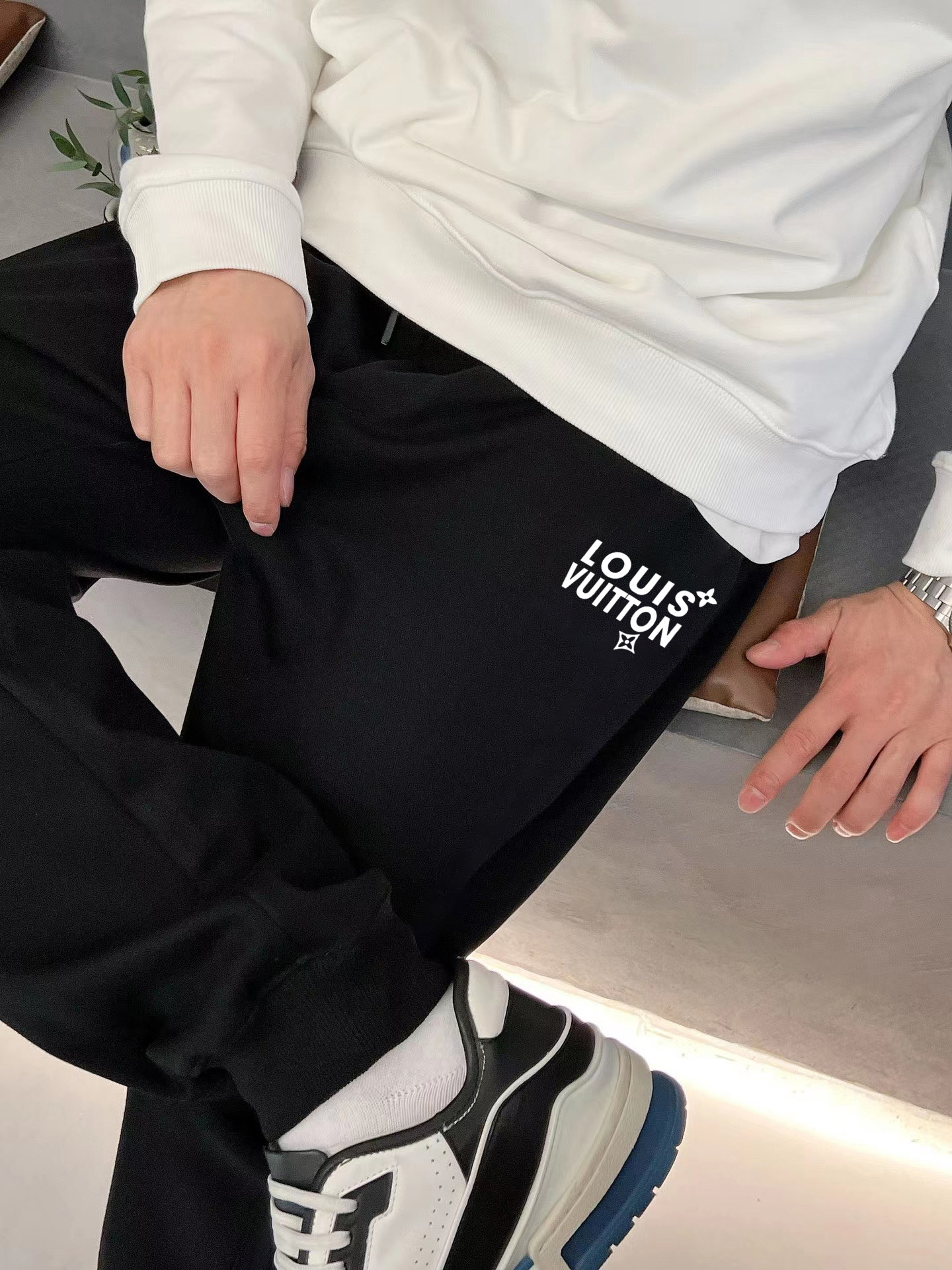 LV高仿男士刺繡運動褲簡約Logo設計黑色百搭款｜歐美奢侈品精品推薦