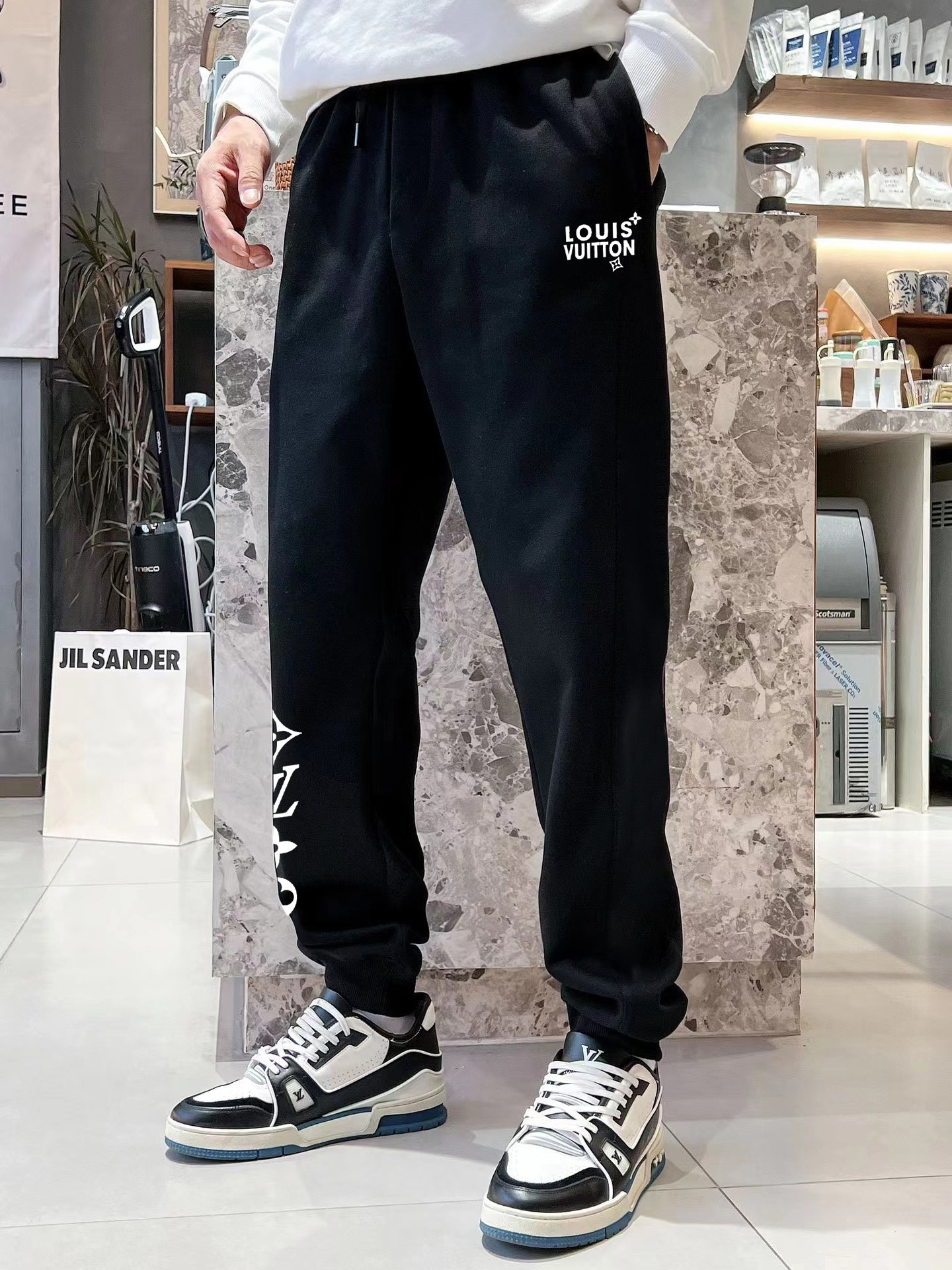 LV高仿男士刺繡運動褲簡約Logo設計黑色百搭款｜歐美奢侈品精品推薦