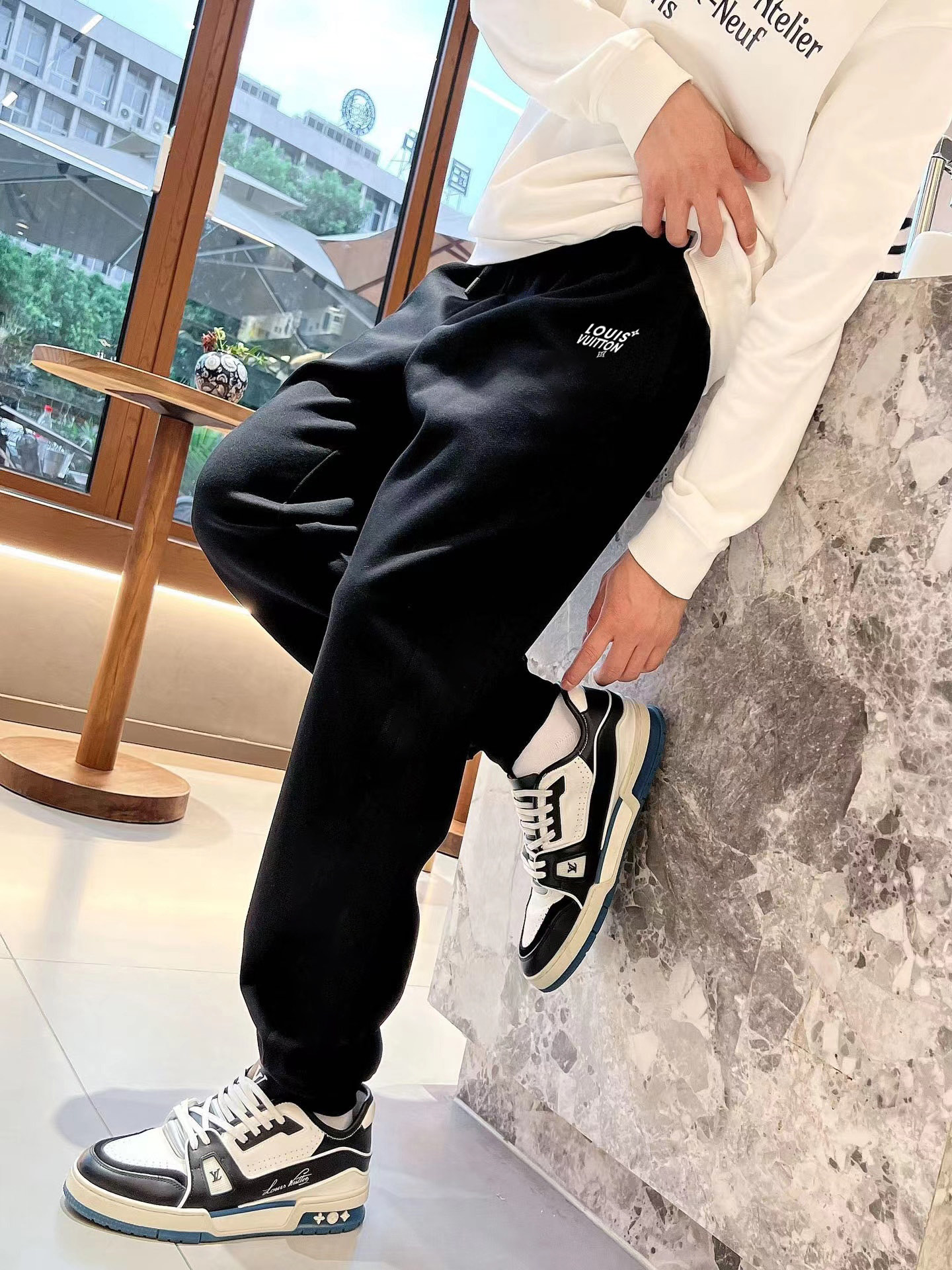 LV高仿男士刺繡運動褲簡約Logo設計黑色百搭款｜歐美奢侈品精品推薦