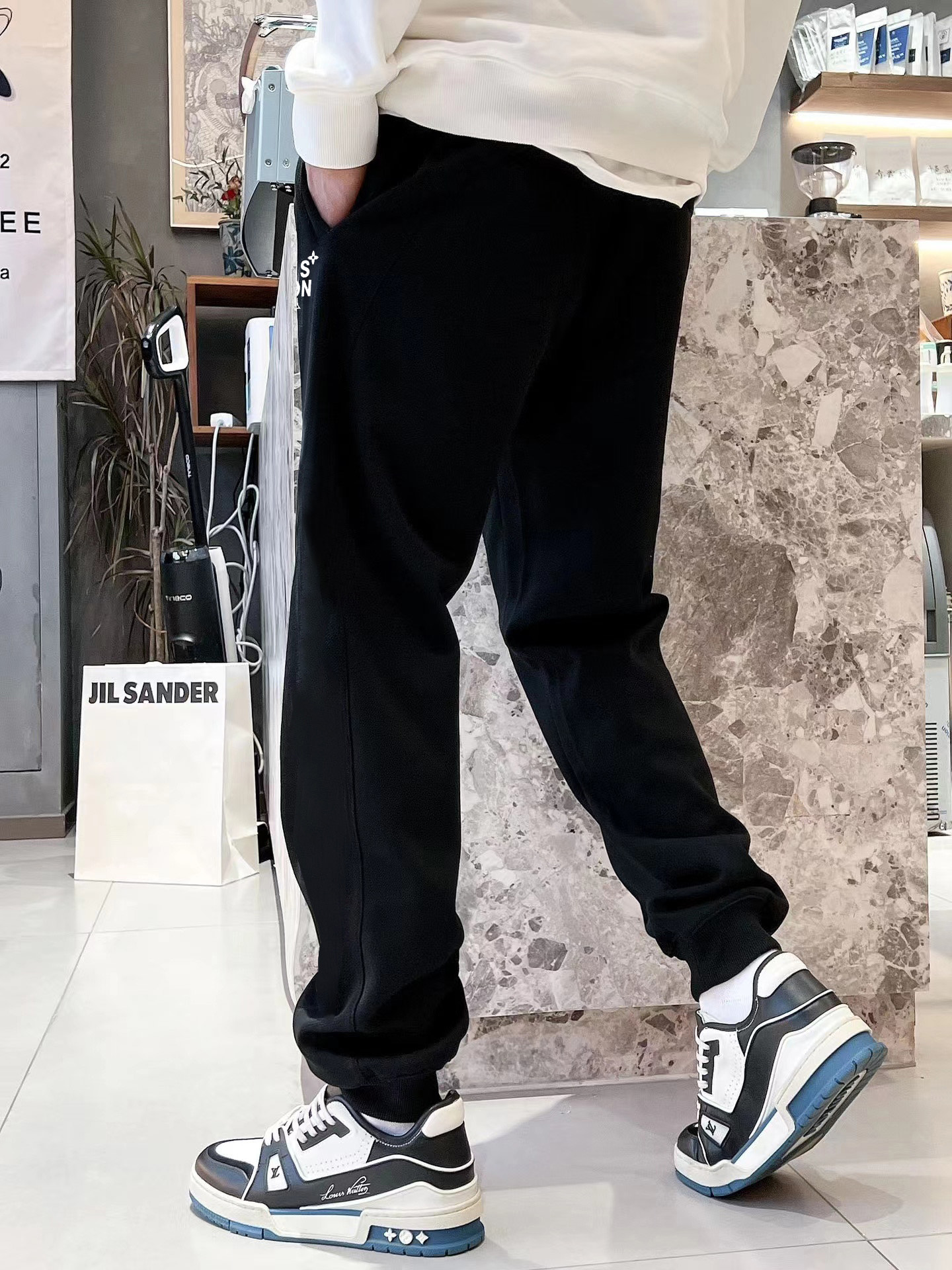 LV高仿男士刺繡運動褲簡約Logo設計黑色百搭款｜歐美奢侈品精品推薦