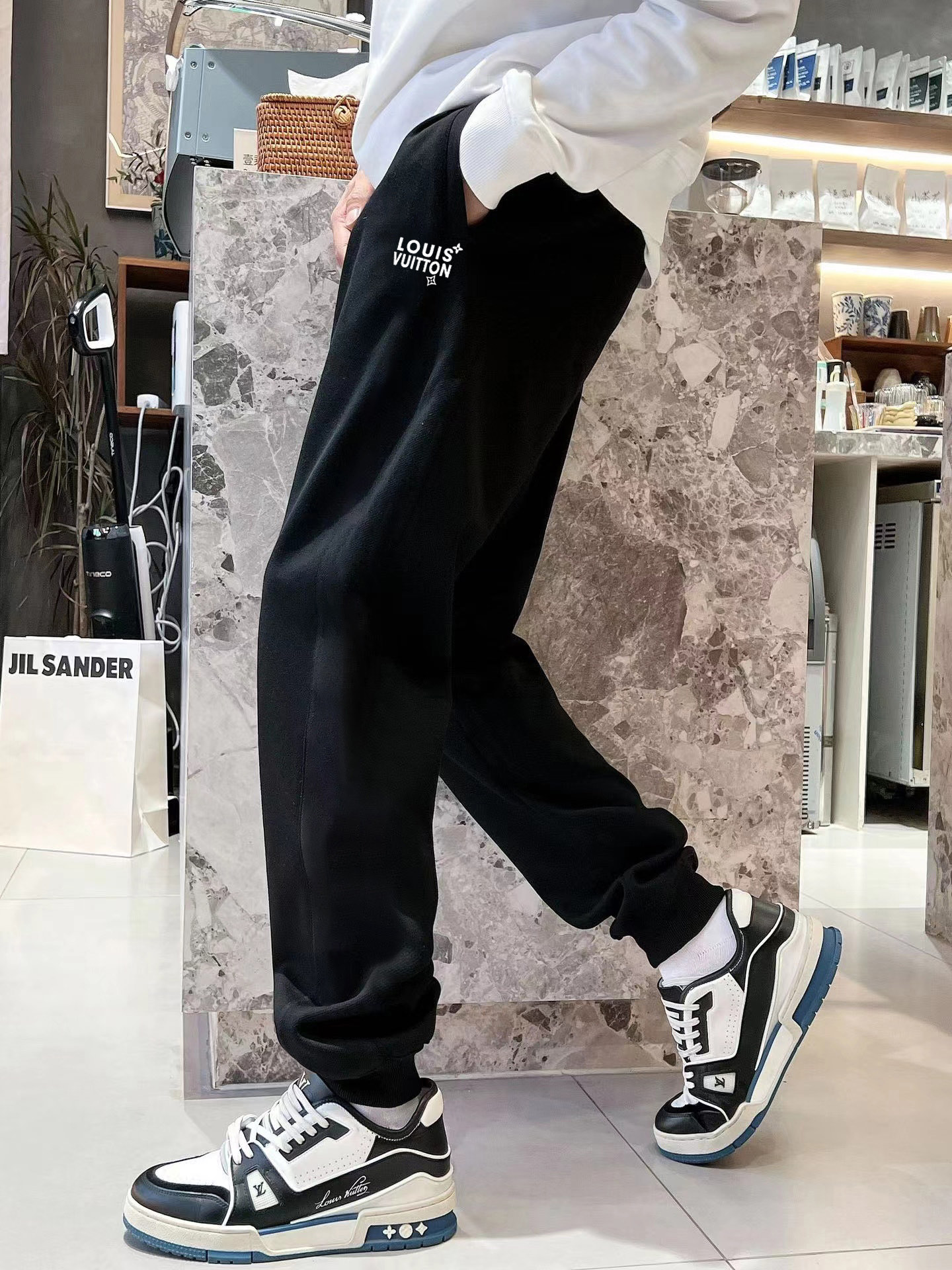 LV高仿男士刺繡運動褲簡約Logo設計黑色百搭款｜歐美奢侈品精品推薦
