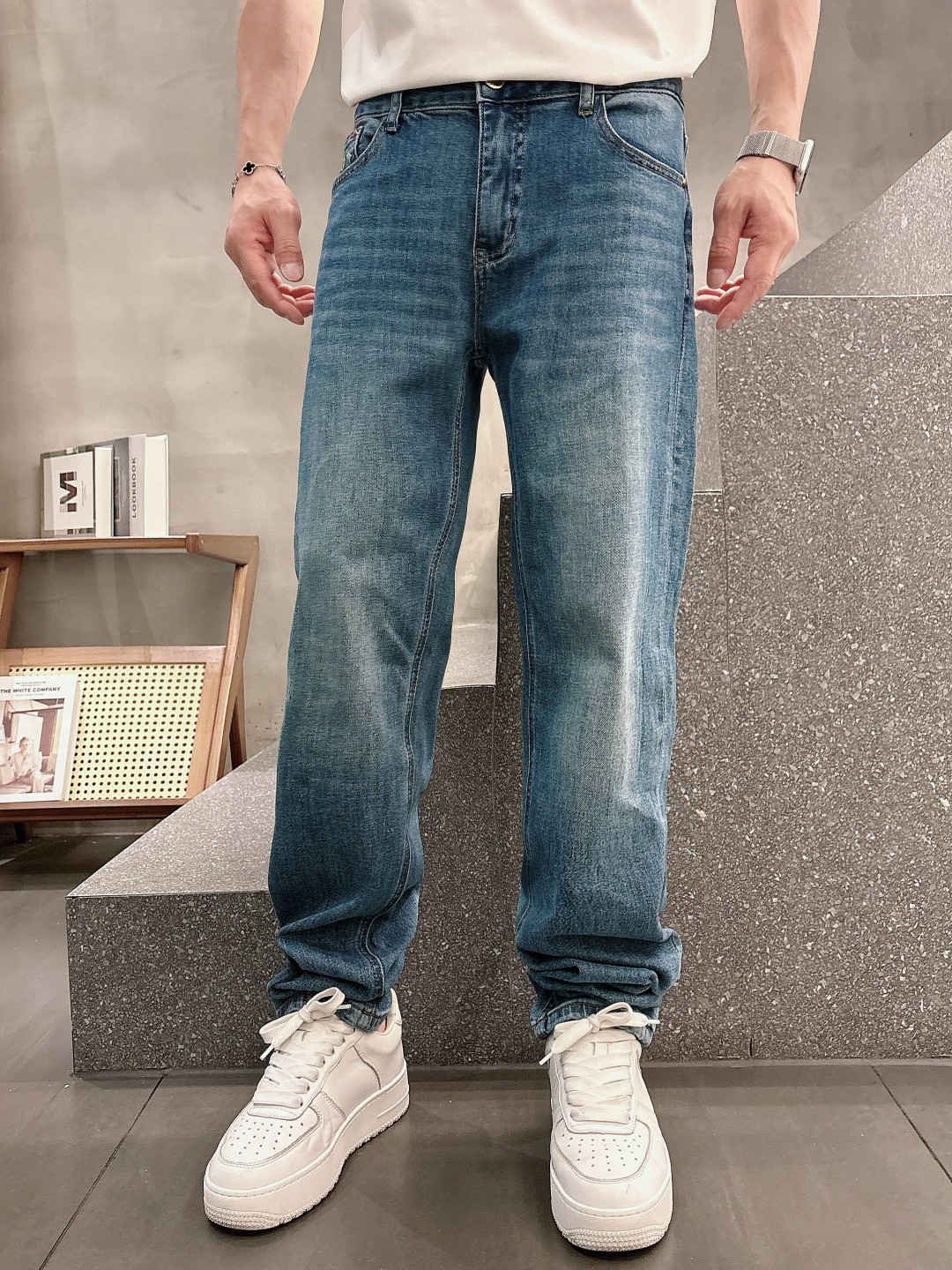 LV高仿男士水洗牛仔褲後口袋滿版壓印復古刷色款|超A仿原單精品圖片 12 LV高仿男士水洗牛仔褲後口袋滿版壓印復古刷色款|歐美奢侈品精品推薦