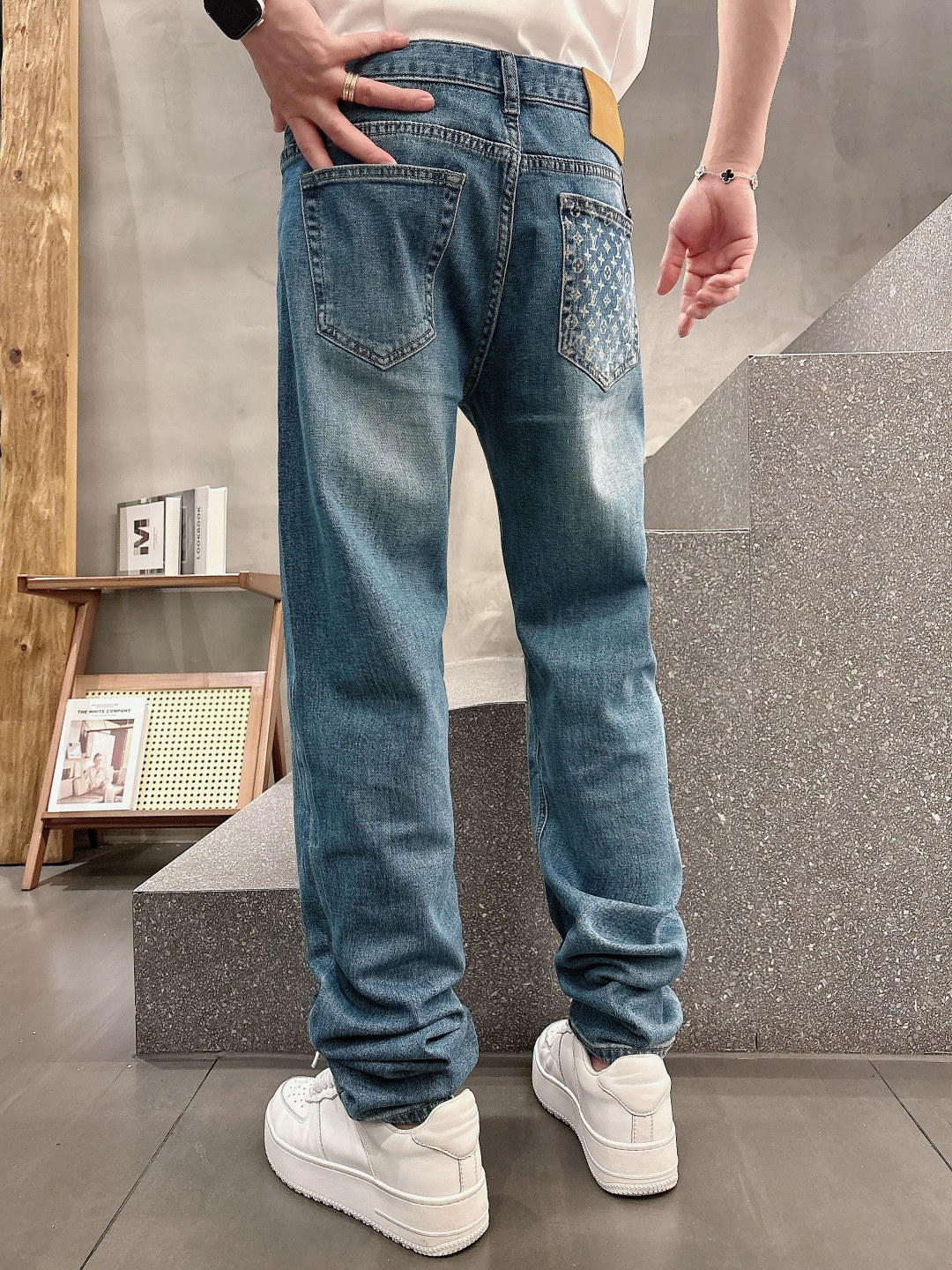 LV高仿男士水洗牛仔褲後口袋滿版壓印復古刷色款｜歐美奢侈品精品推薦