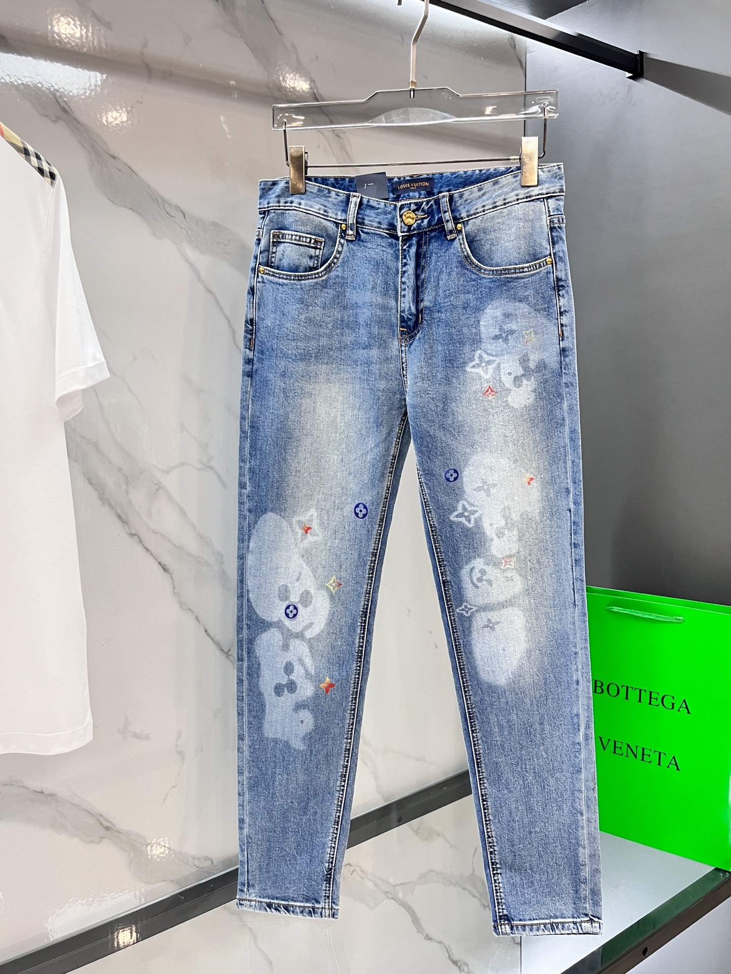 LV高仿男士淺藍水洗牛仔褲後袋彩色LOGO童趣點綴|超A仿原單精品圖片 14 LV高仿男士淺藍水洗牛仔褲後袋彩色LOGO童趣點綴|歐美奢侈品精品推薦