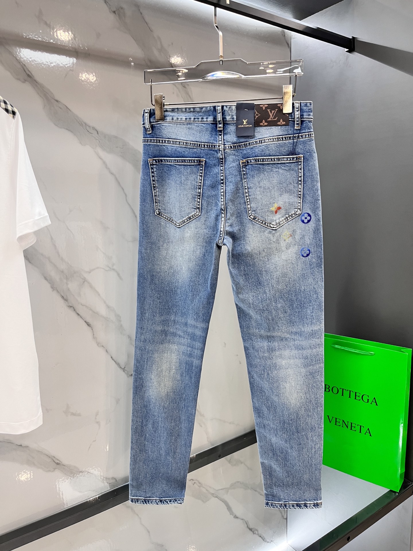 LV高仿男士淺藍水洗牛仔褲後袋彩色LOGO童趣點綴｜歐美奢侈品精品推薦