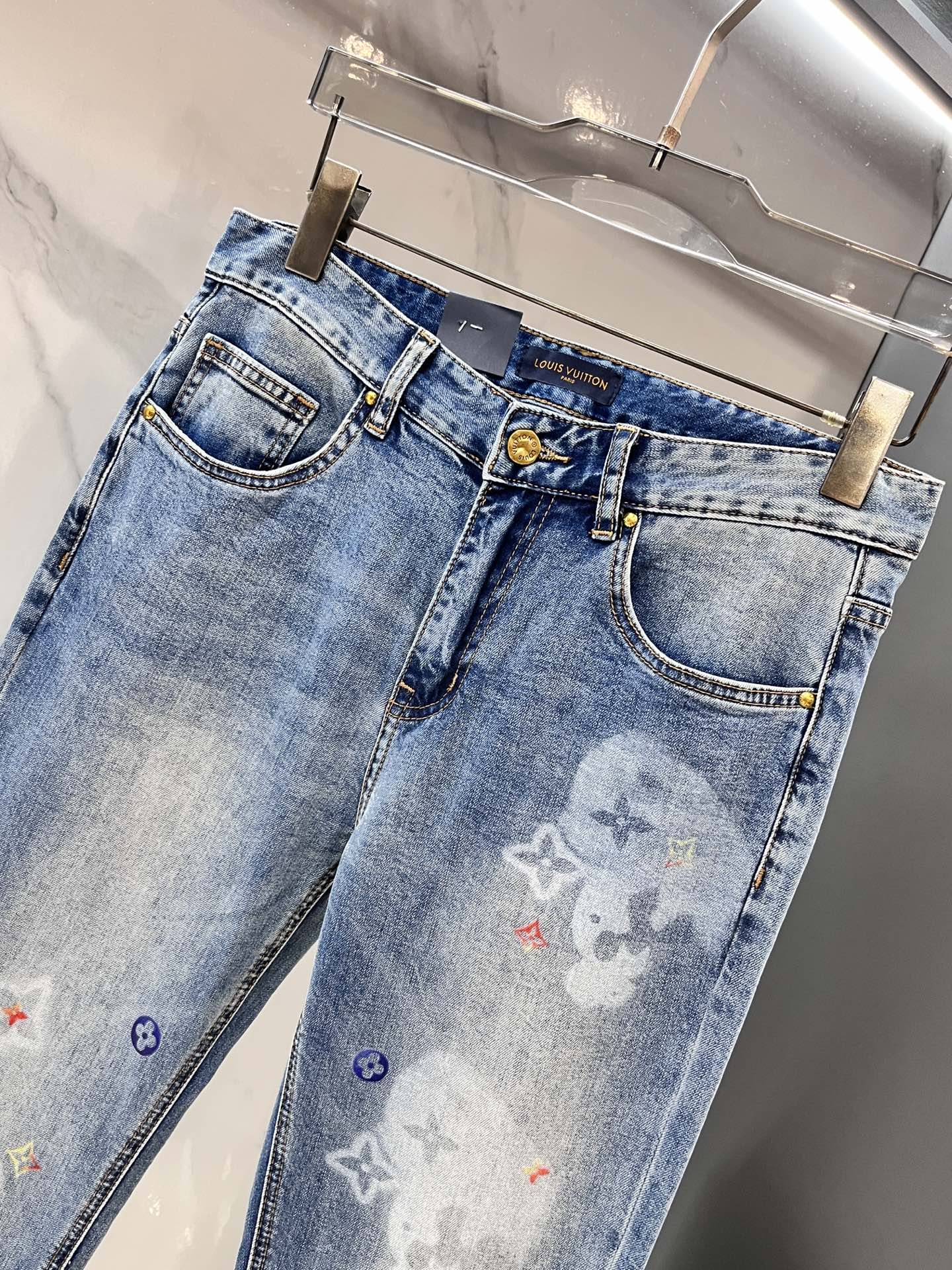 LV高仿男士淺藍水洗牛仔褲後袋彩色LOGO童趣點綴｜歐美奢侈品精品推薦