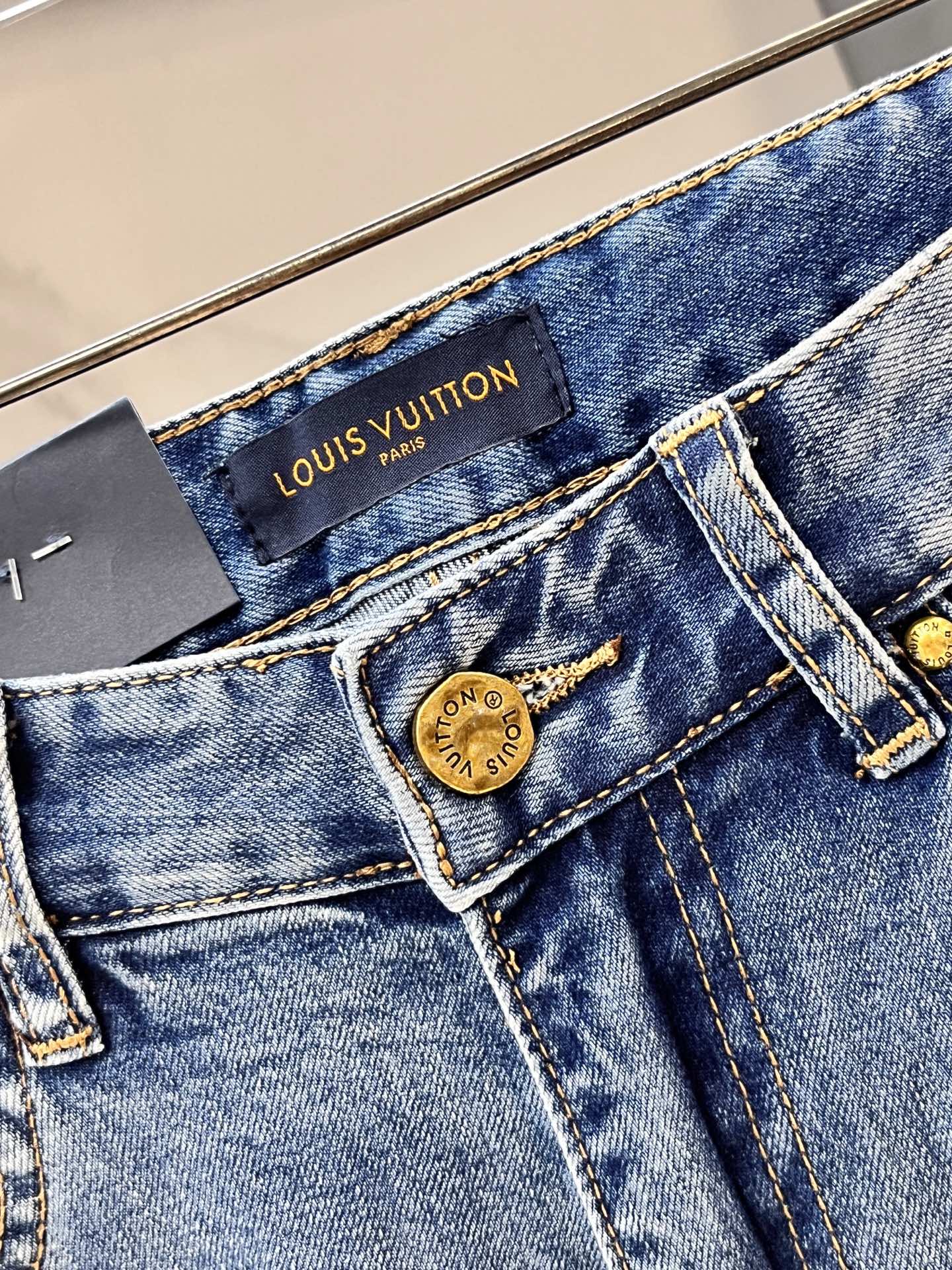 LV高仿男士淺藍水洗牛仔褲後袋彩色LOGO童趣點綴｜歐美奢侈品精品推薦