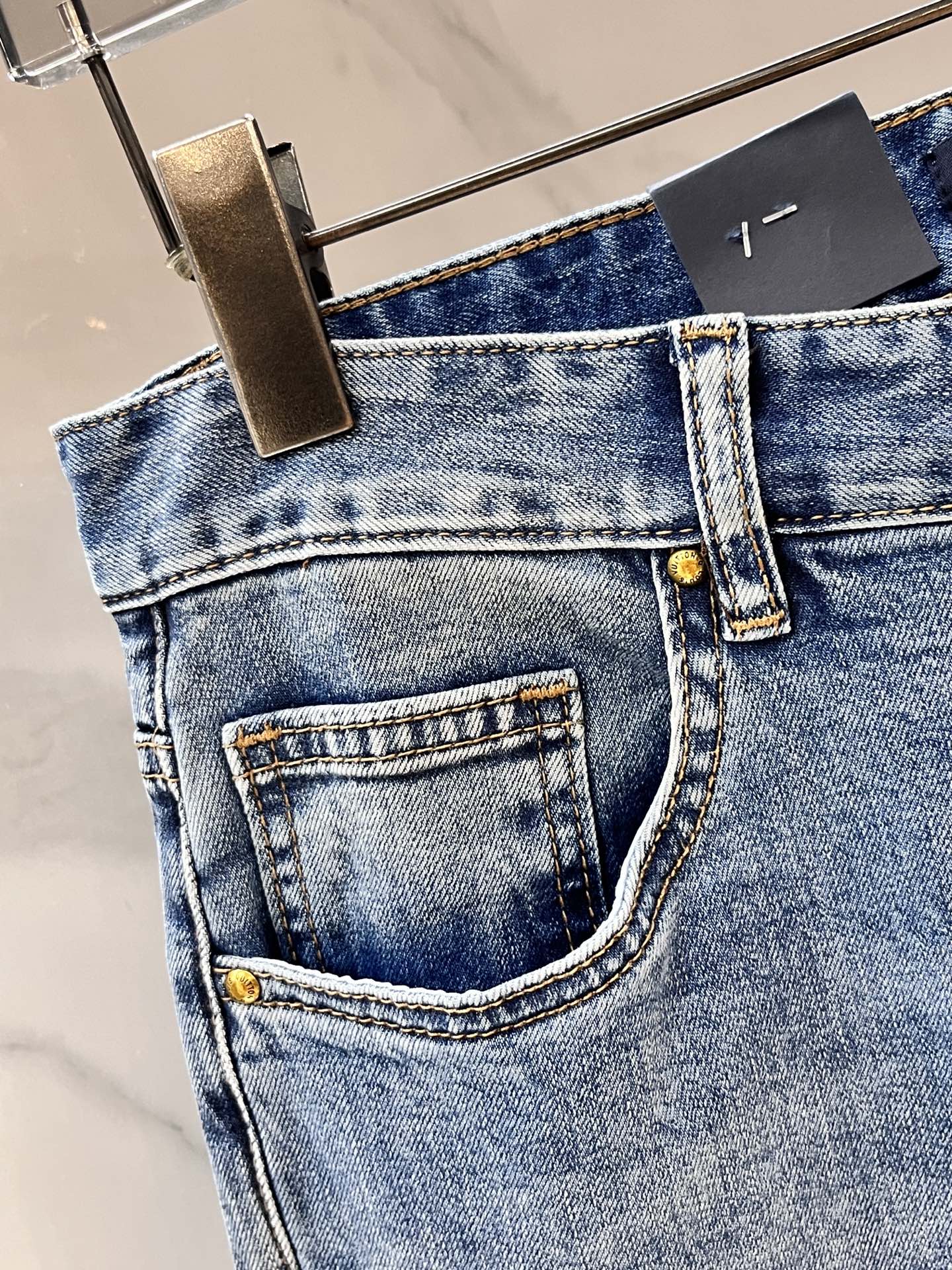 LV高仿男士淺藍水洗牛仔褲後袋彩色LOGO童趣點綴｜歐美奢侈品精品推薦