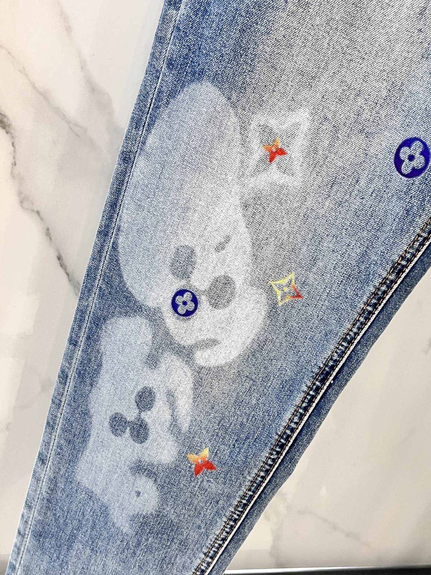 LV高仿男士淺藍水洗牛仔褲後袋彩色LOGO童趣點綴｜歐美奢侈品精品推薦
