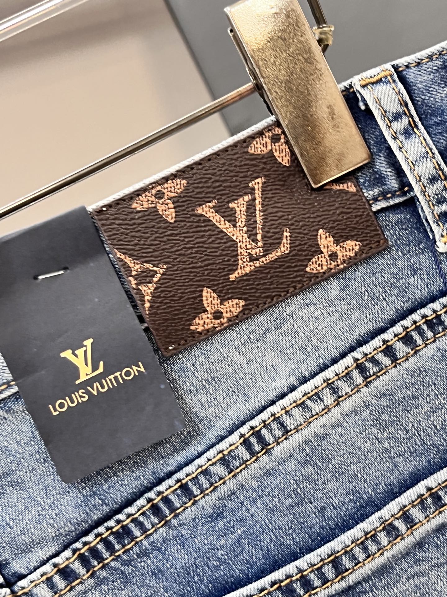 LV高仿男士淺藍水洗牛仔褲後袋彩色LOGO童趣點綴｜歐美奢侈品精品推薦