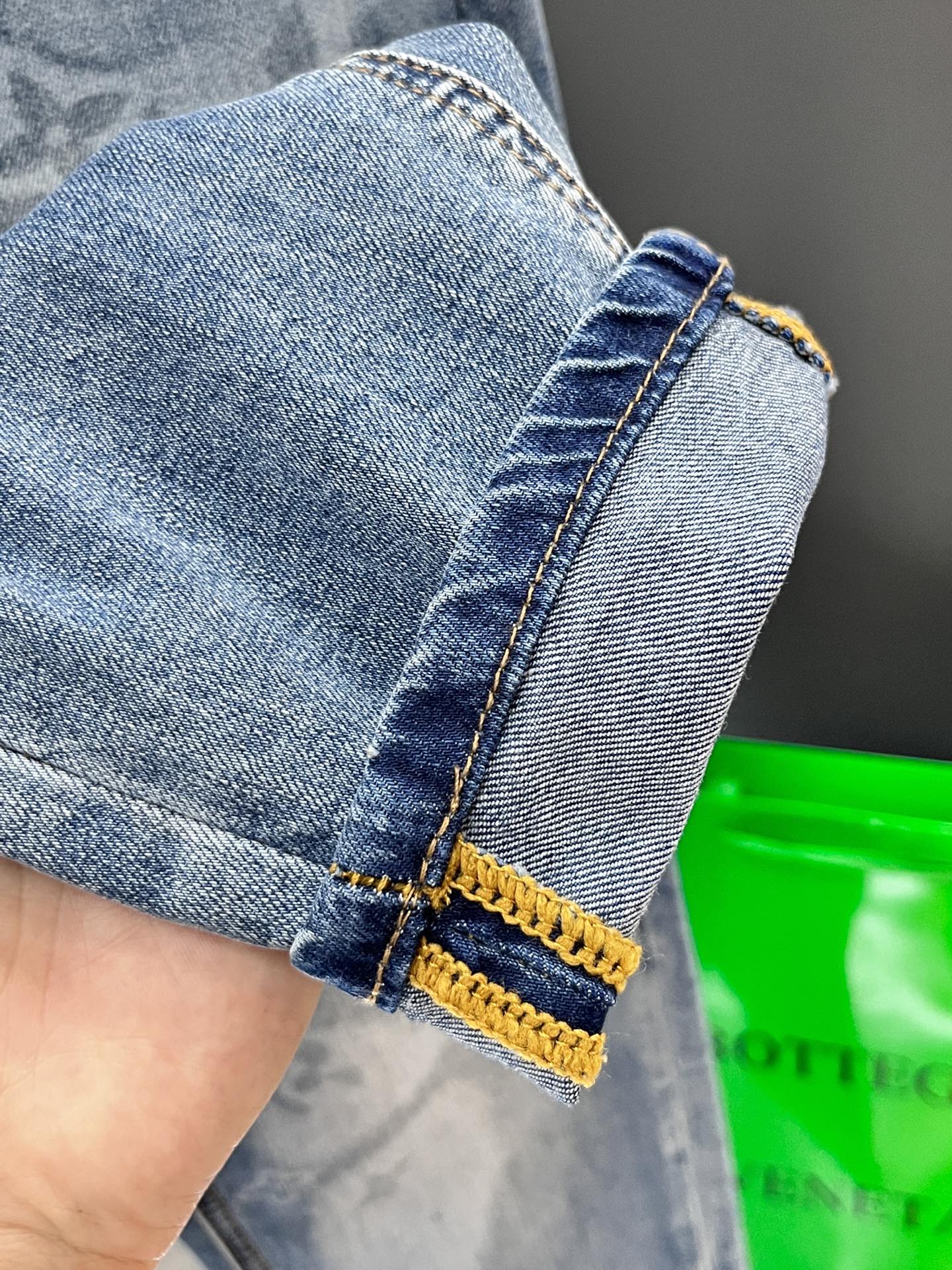 LV高仿男士淺藍水洗牛仔褲後袋彩色LOGO童趣點綴｜歐美奢侈品精品推薦