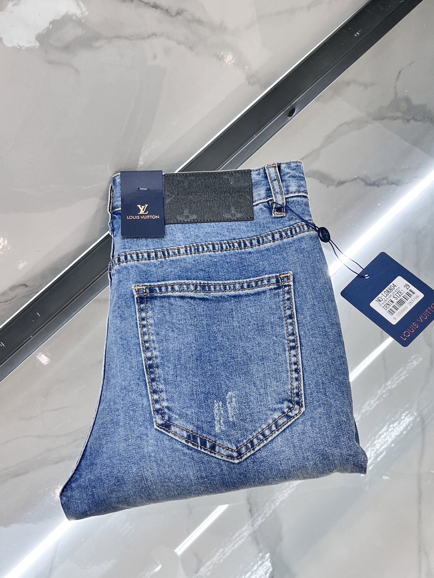 LV一比一男士簡約設計牛仔褲淺刷色素面黑皮牌款