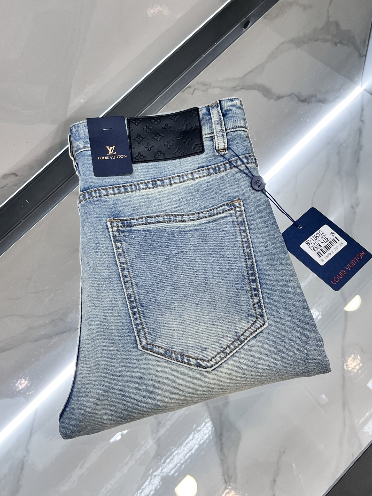 LV高仿淺色刷白牛仔褲 黑壓紋皮牌低調素雅設計