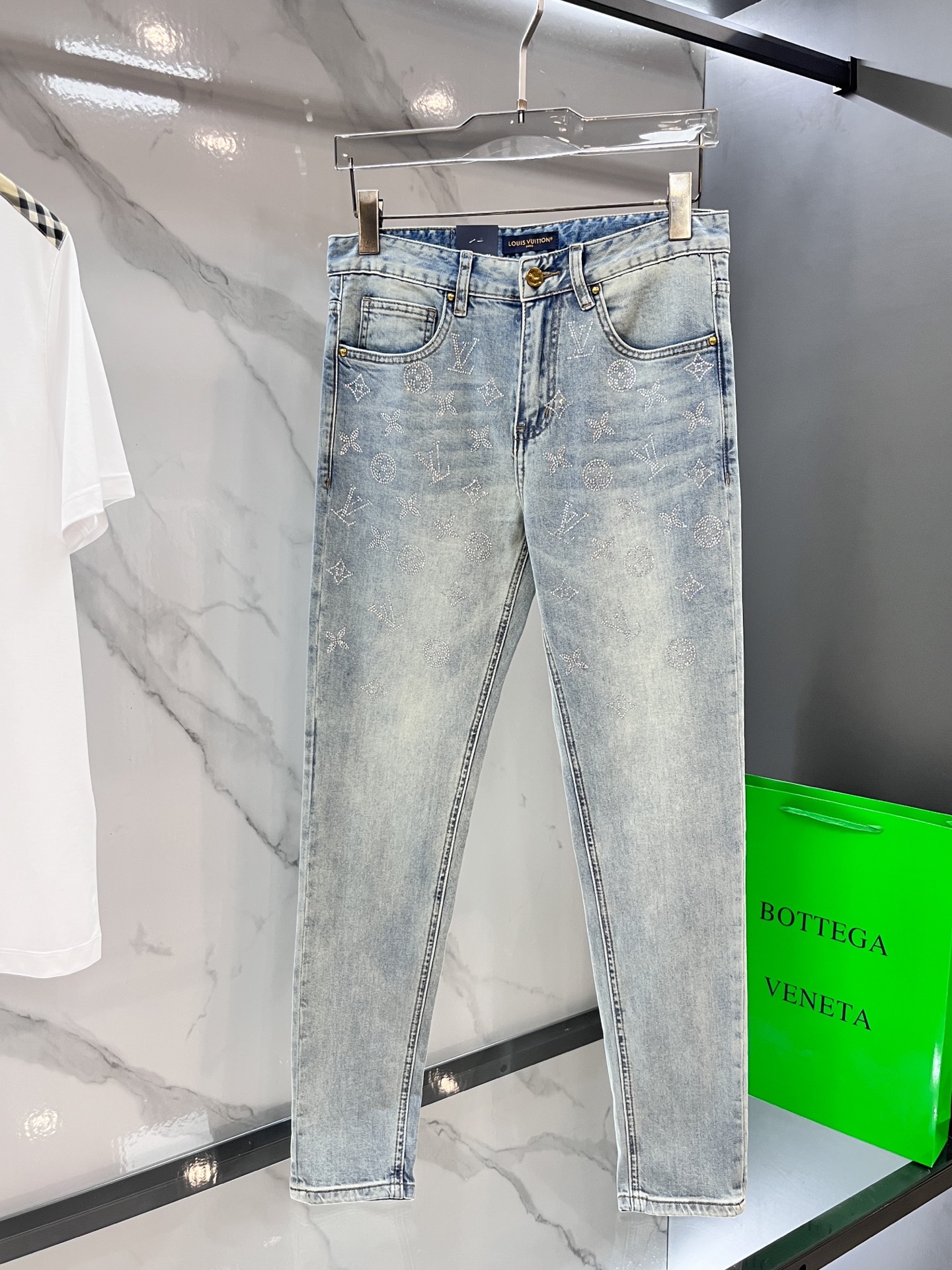 LV高仿淺色刷白牛仔褲 黑壓紋皮牌低調素雅設計|超A仿原單精品圖片 14 LV高仿淺色刷白牛仔褲 黑壓紋皮牌低調素雅設計|歐美奢侈品精品推薦