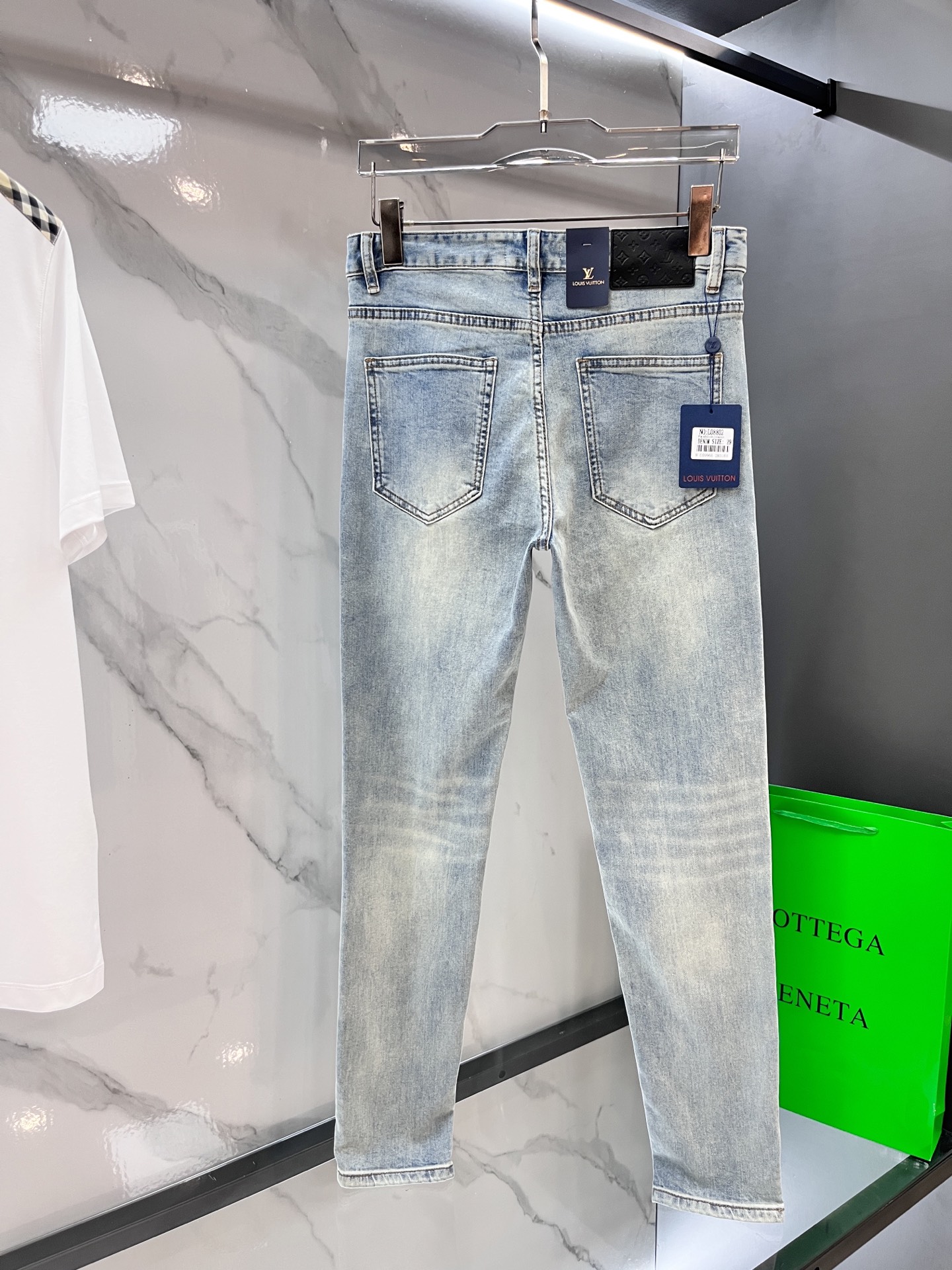 LV高仿淺色刷白牛仔褲 黑壓紋皮牌低調素雅設計｜歐美奢侈品精品推薦