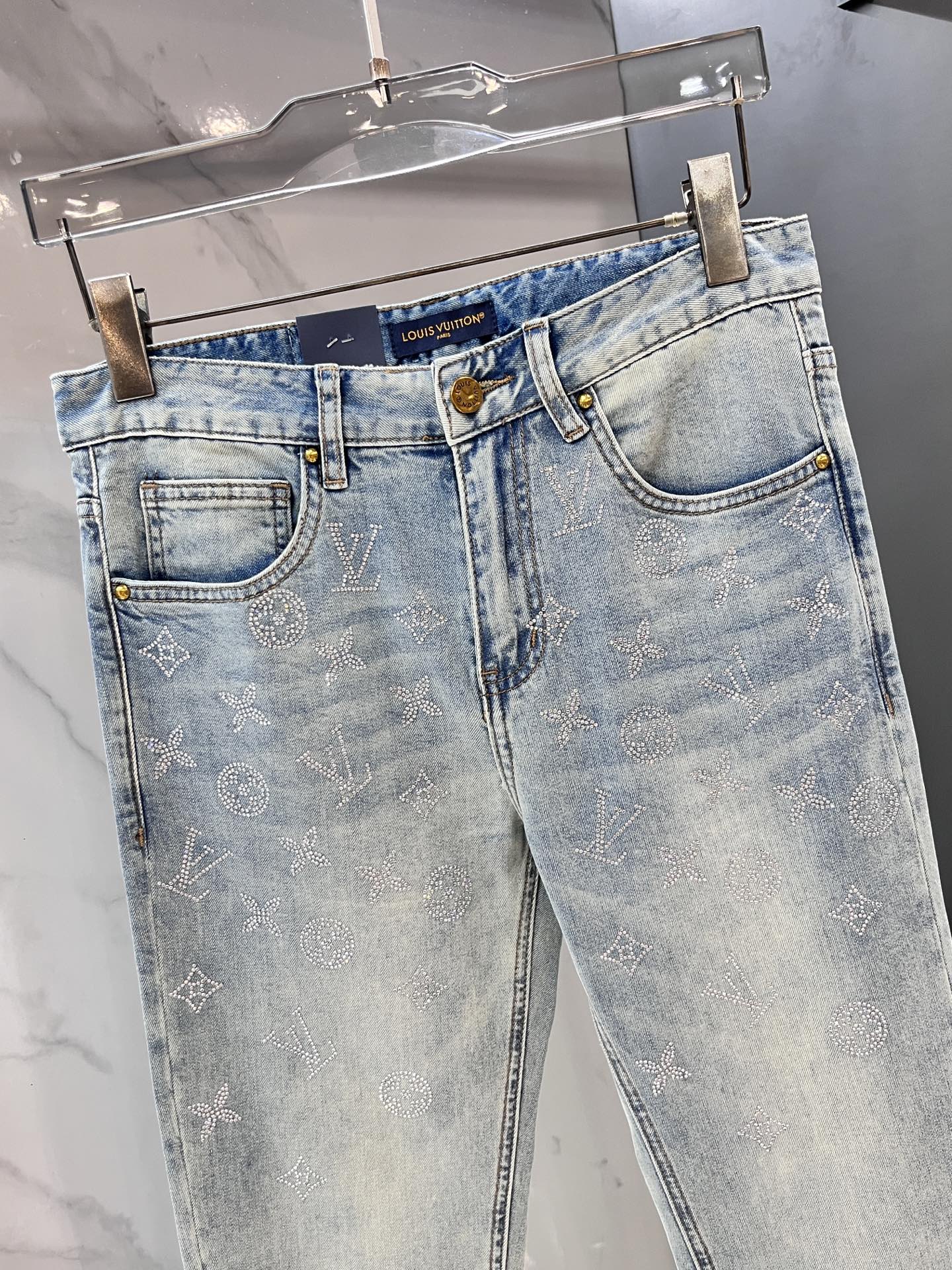 LV高仿淺色刷白牛仔褲 黑壓紋皮牌低調素雅設計｜歐美奢侈品精品推薦