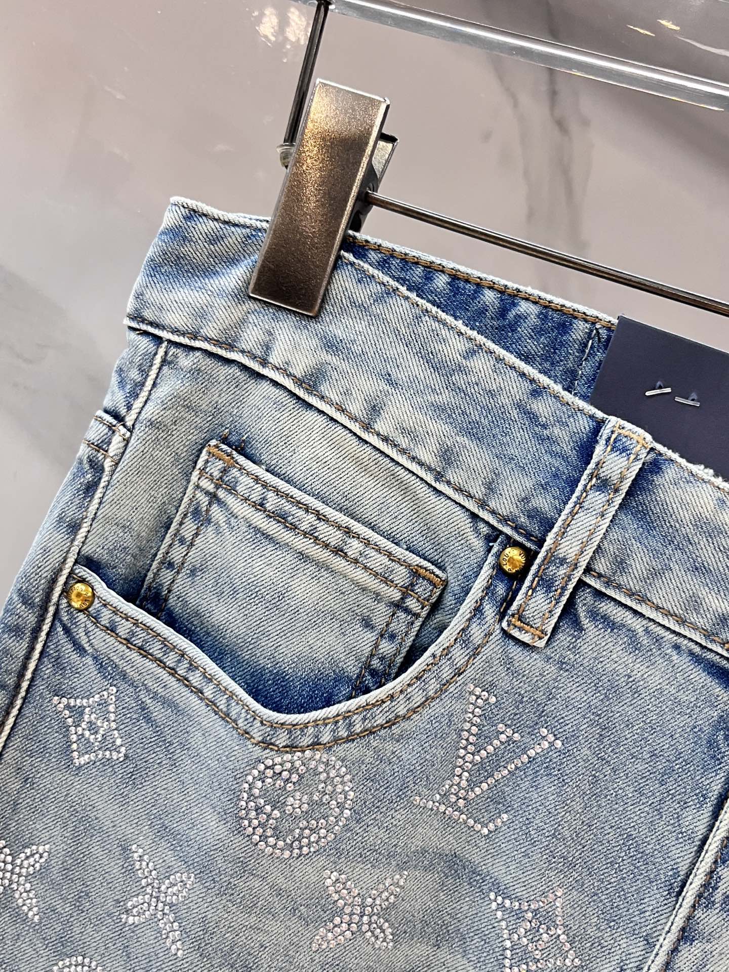 LV高仿淺色刷白牛仔褲 黑壓紋皮牌低調素雅設計｜歐美奢侈品精品推薦