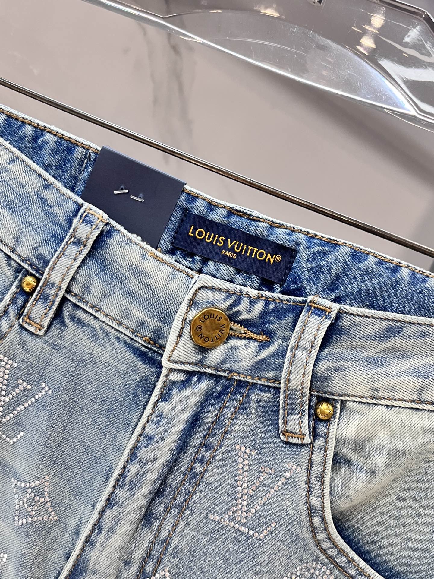 LV高仿淺色刷白牛仔褲 黑壓紋皮牌低調素雅設計｜歐美奢侈品精品推薦