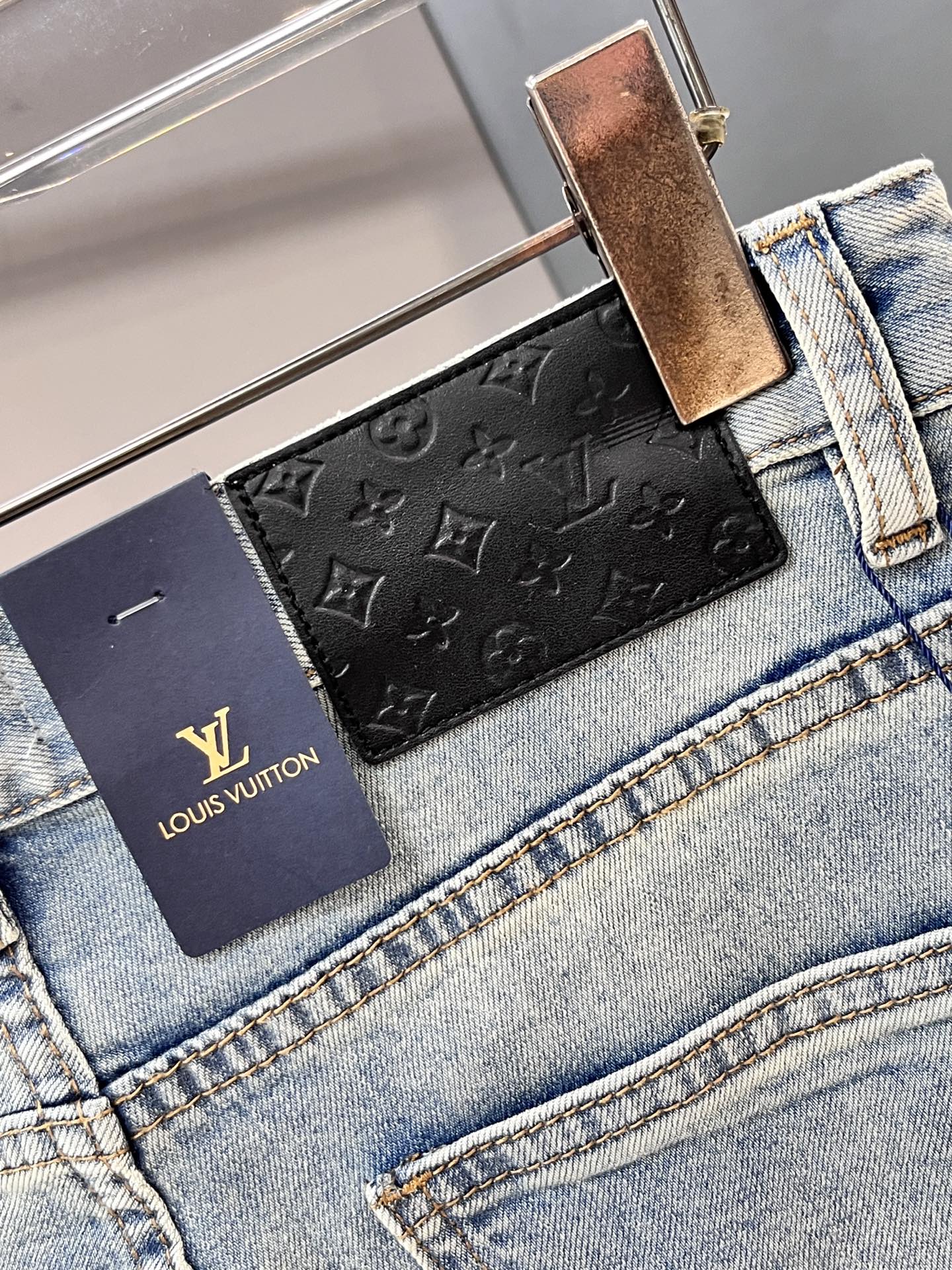 LV高仿淺色刷白牛仔褲 黑壓紋皮牌低調素雅設計｜歐美奢侈品精品推薦