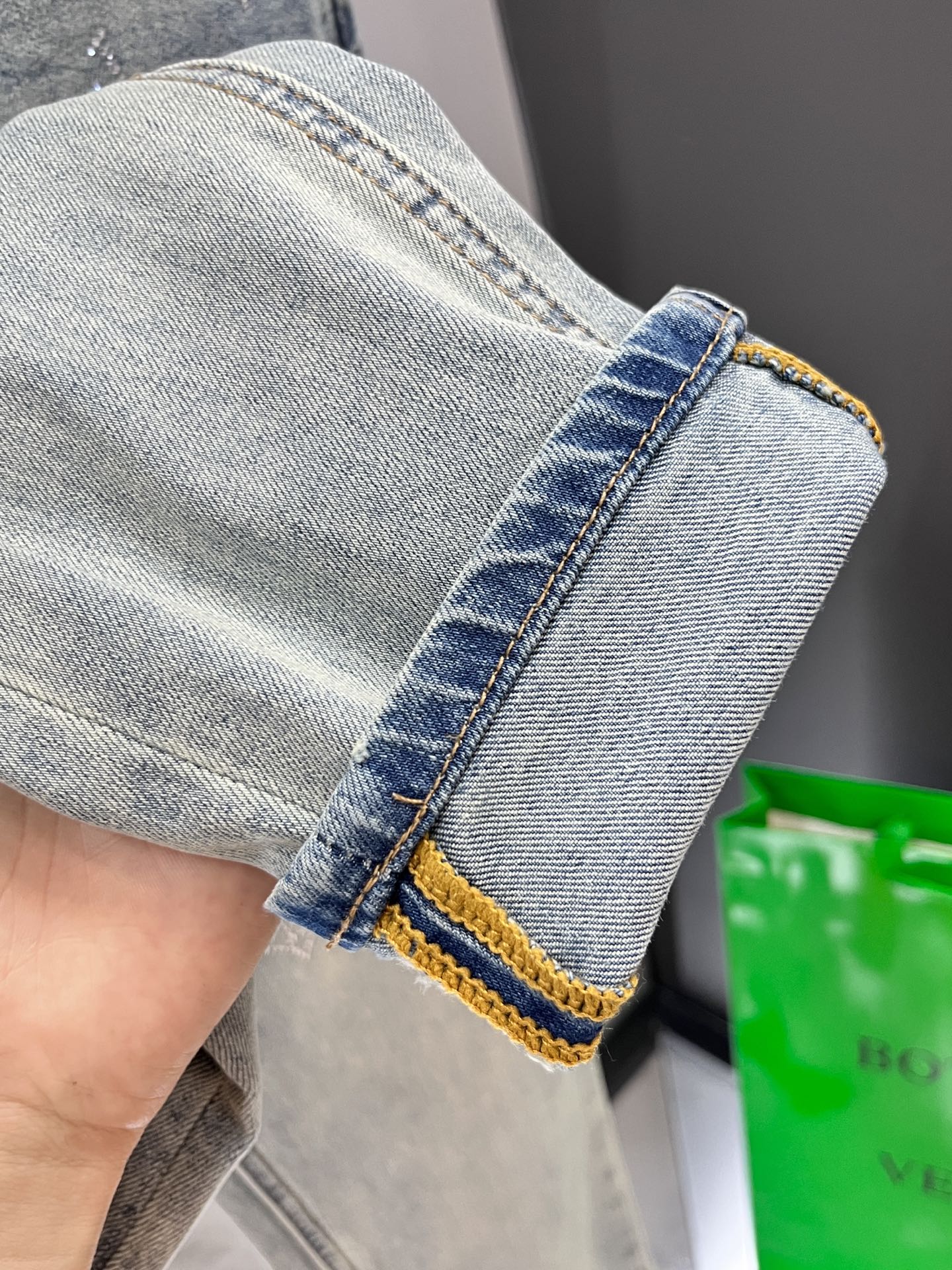 LV高仿淺色刷白牛仔褲 黑壓紋皮牌低調素雅設計｜歐美奢侈品精品推薦